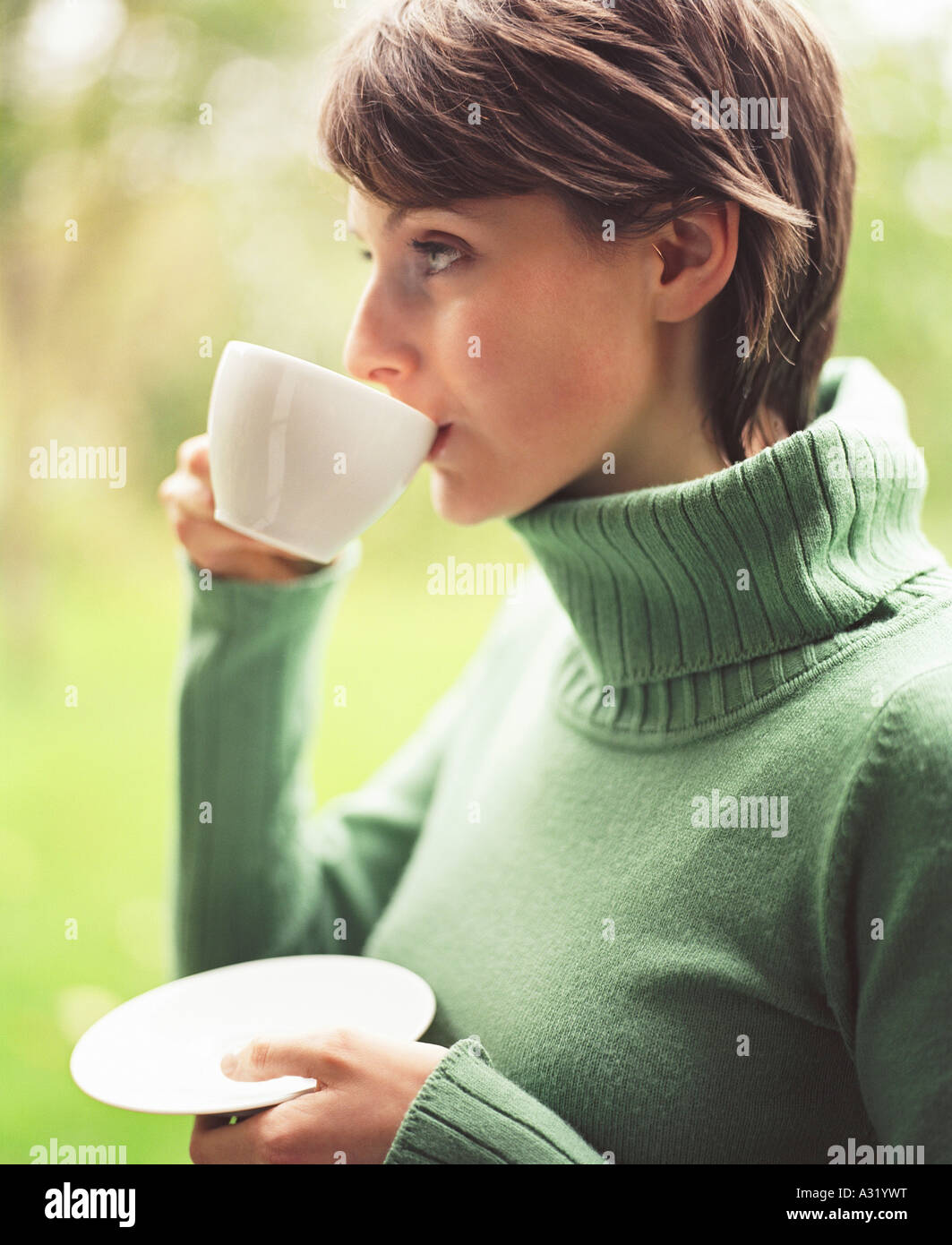 Donna di bere una tazza di tè Foto Stock