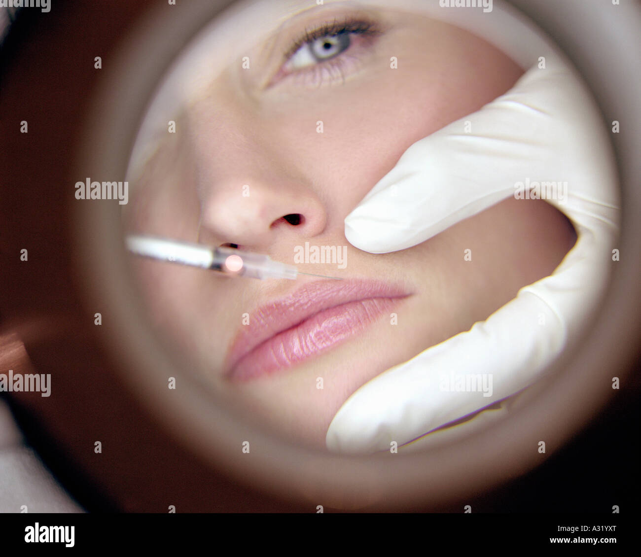La riflessione a specchio del chirurgo dando donna una iniezione di Botox Foto Stock