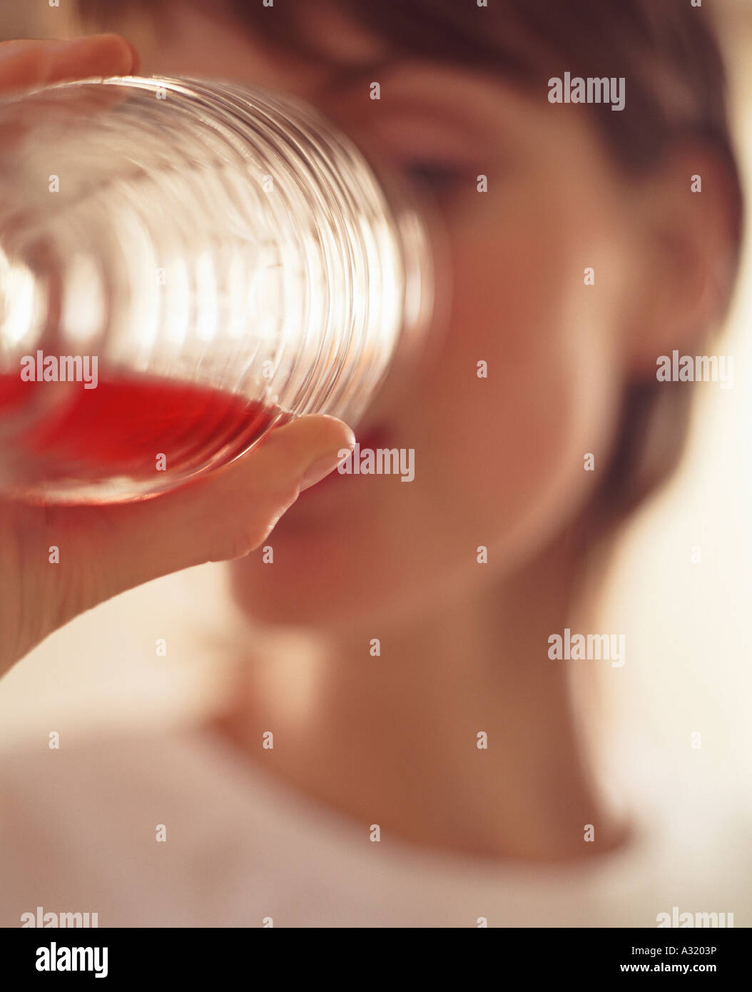 Giovane donna succo di bere da un bicchiere Foto Stock