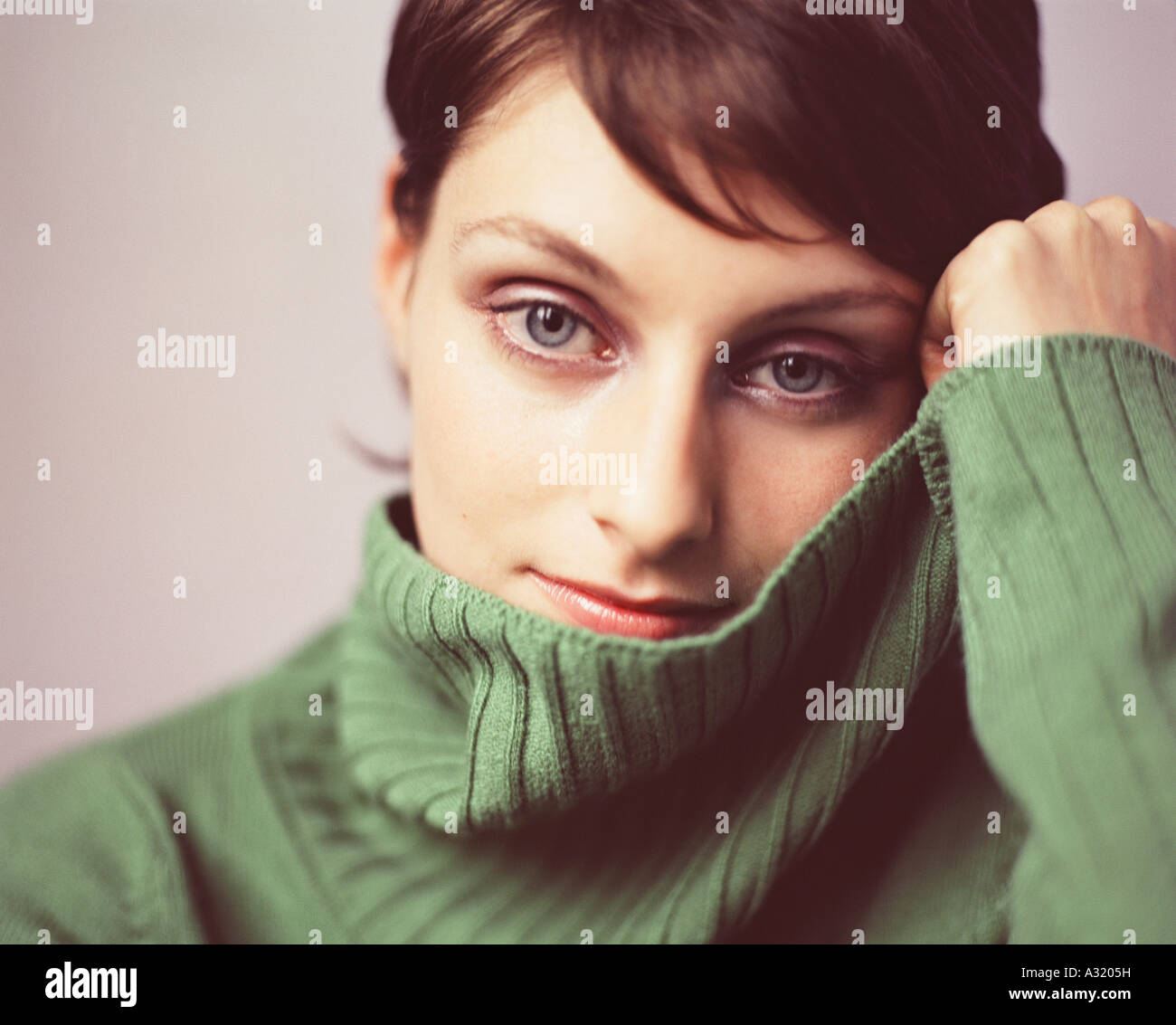 Ritratto di una donna che indossa un verde turtleneck maglione Foto Stock