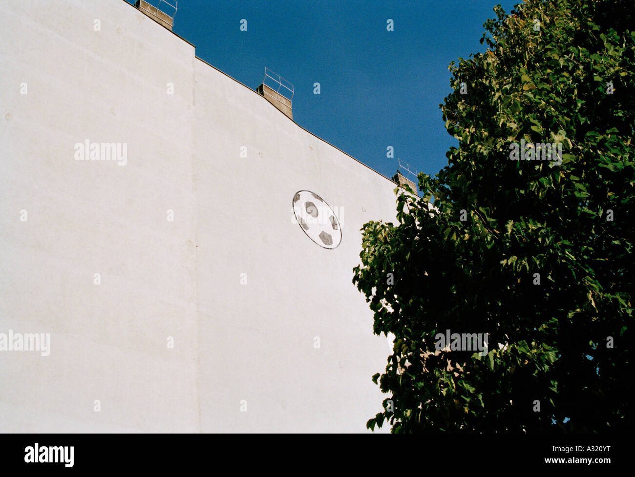 Pallone da calcio murale in alto su una parete Foto Stock