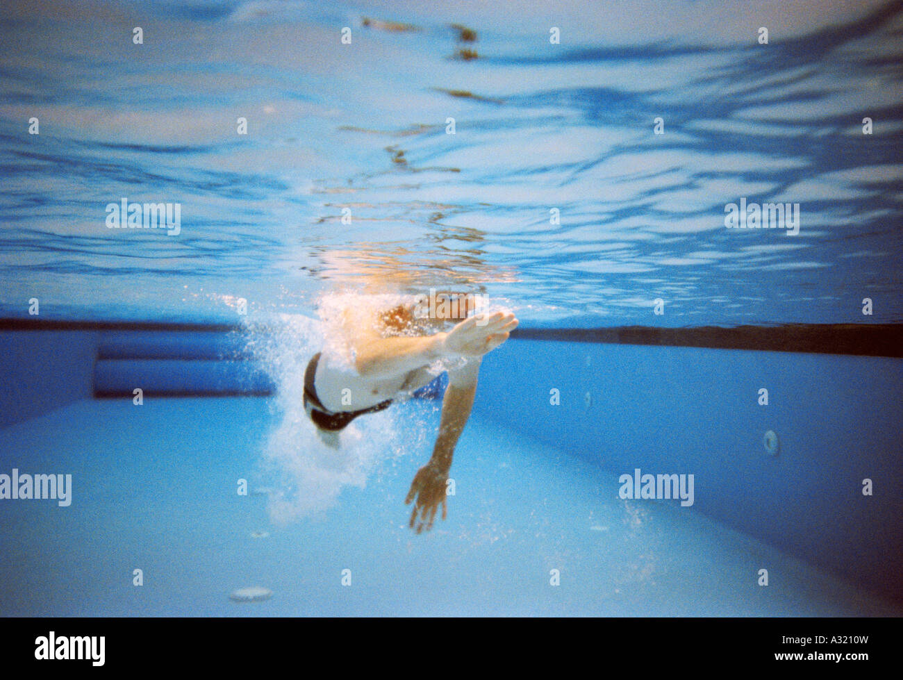 Uomo a nuotare in una lap pool Foto Stock