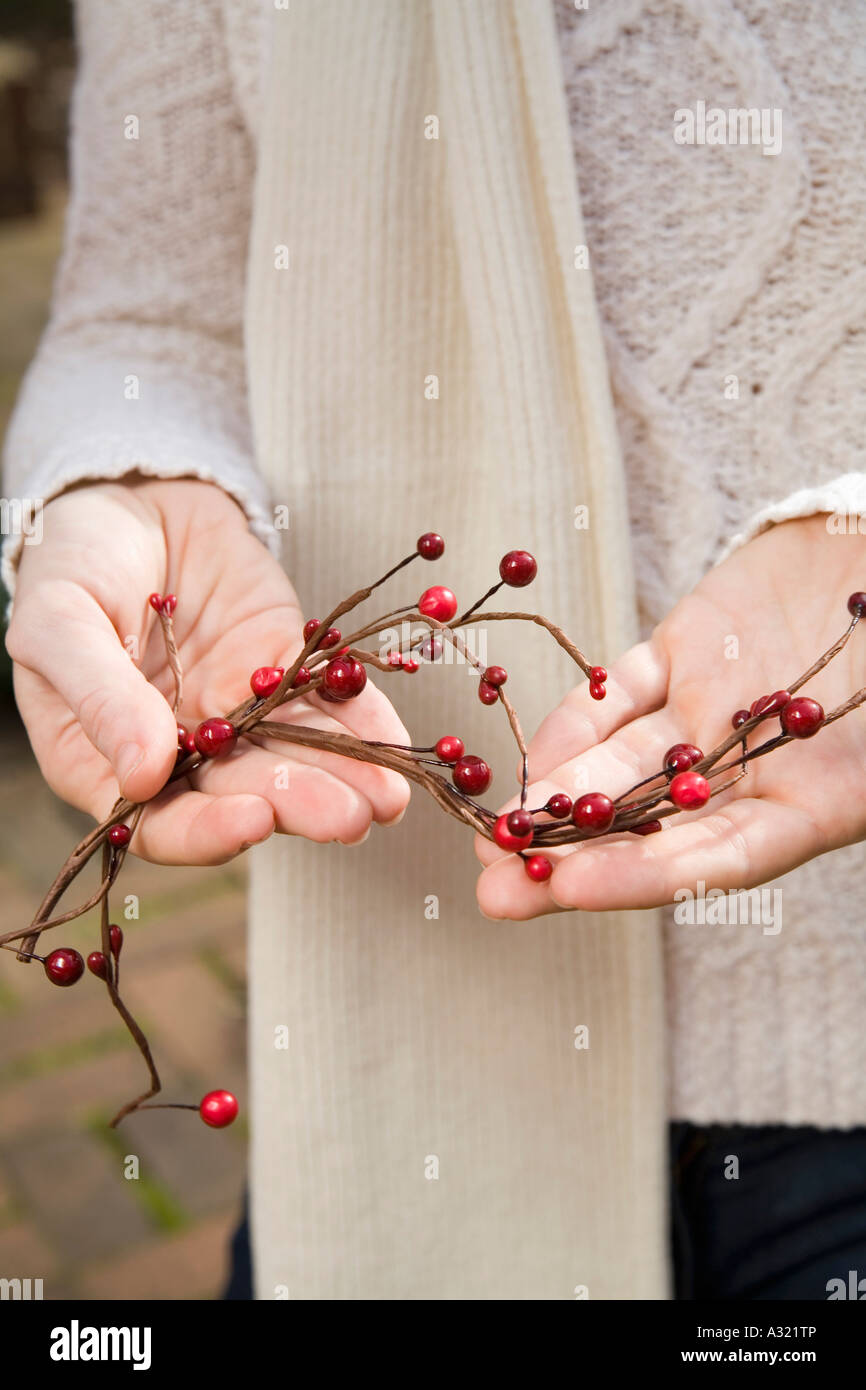 Donna che mantiene il natale decorazione di frutti di bosco Foto Stock