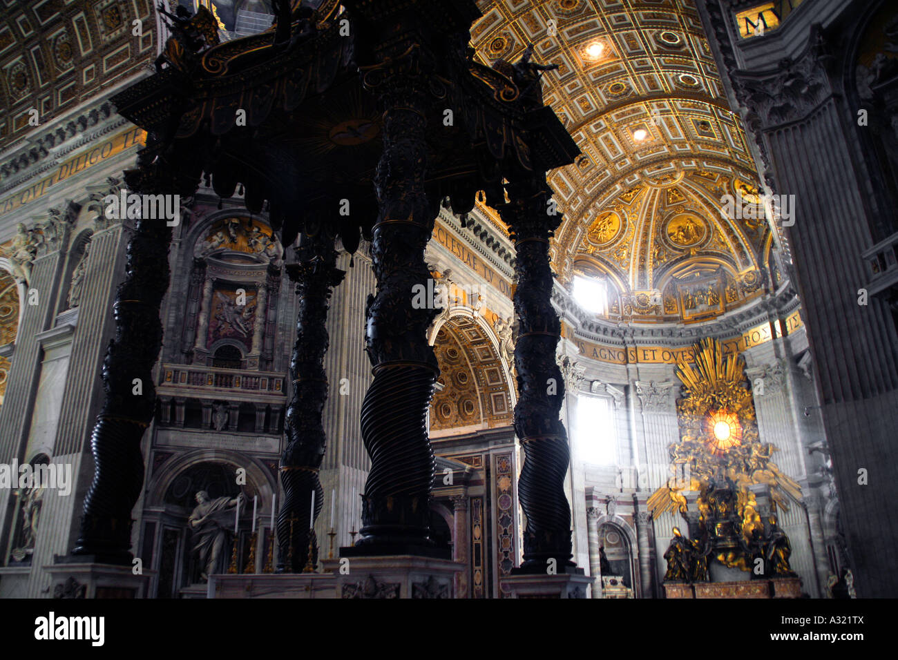 L interno della Basilica di San Pietro che mostra Berninis altare baldacchino il Baldacchino Roma Italia Foto Stock