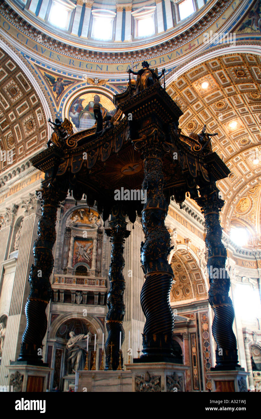 L interno della Basilica di San Pietro che mostra Berninis altare baldacchino il Baldacchino Roma Italia Foto Stock