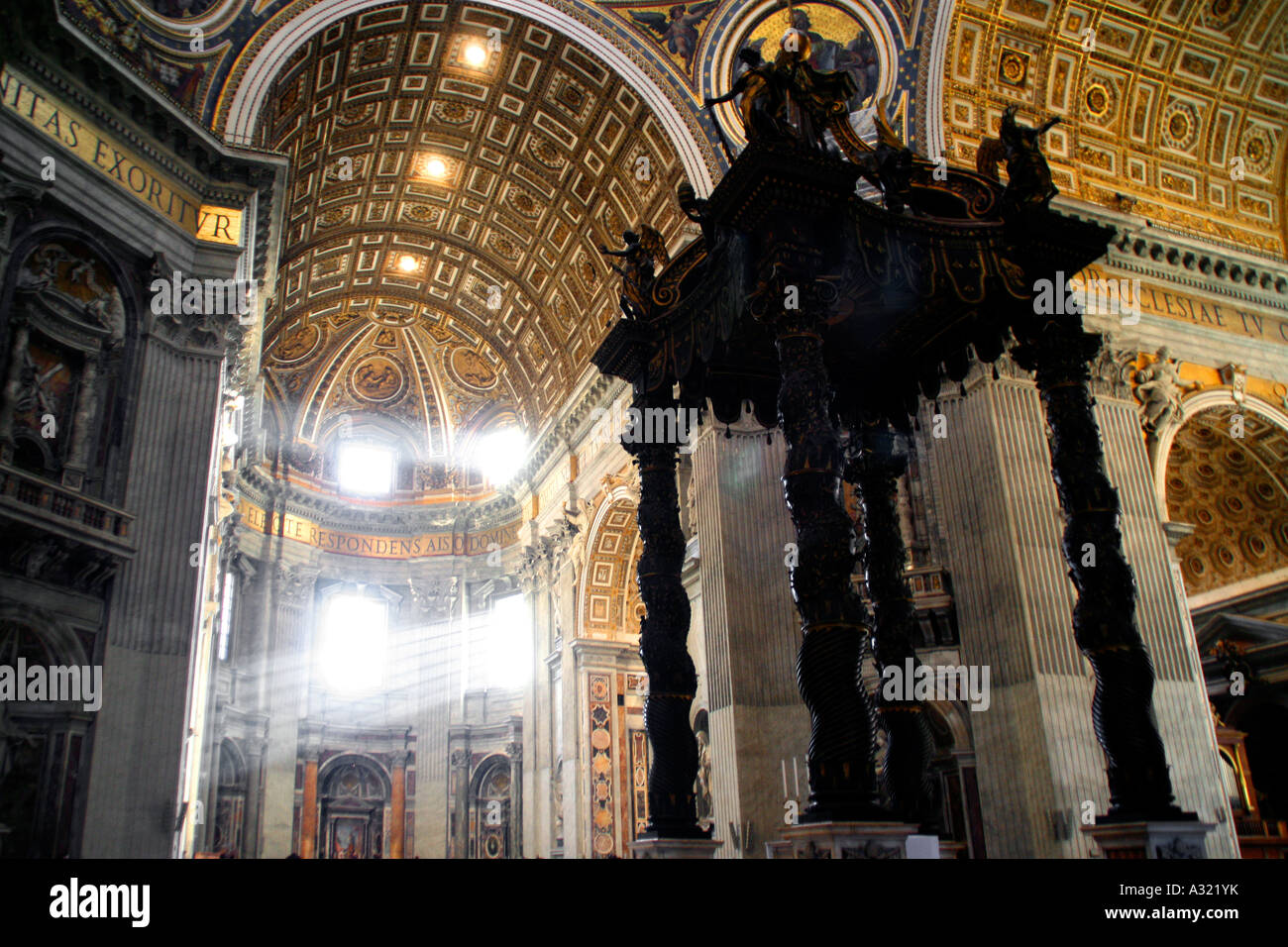 L interno della Basilica di San Pietro che mostra Berninis altare baldacchino il Baldacchino Roma Italia Foto Stock