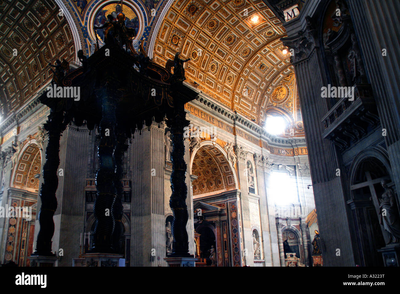 L interno della Basilica di San Pietro che mostra Berninis altare baldacchino il Baldacchino Roma Italia Foto Stock