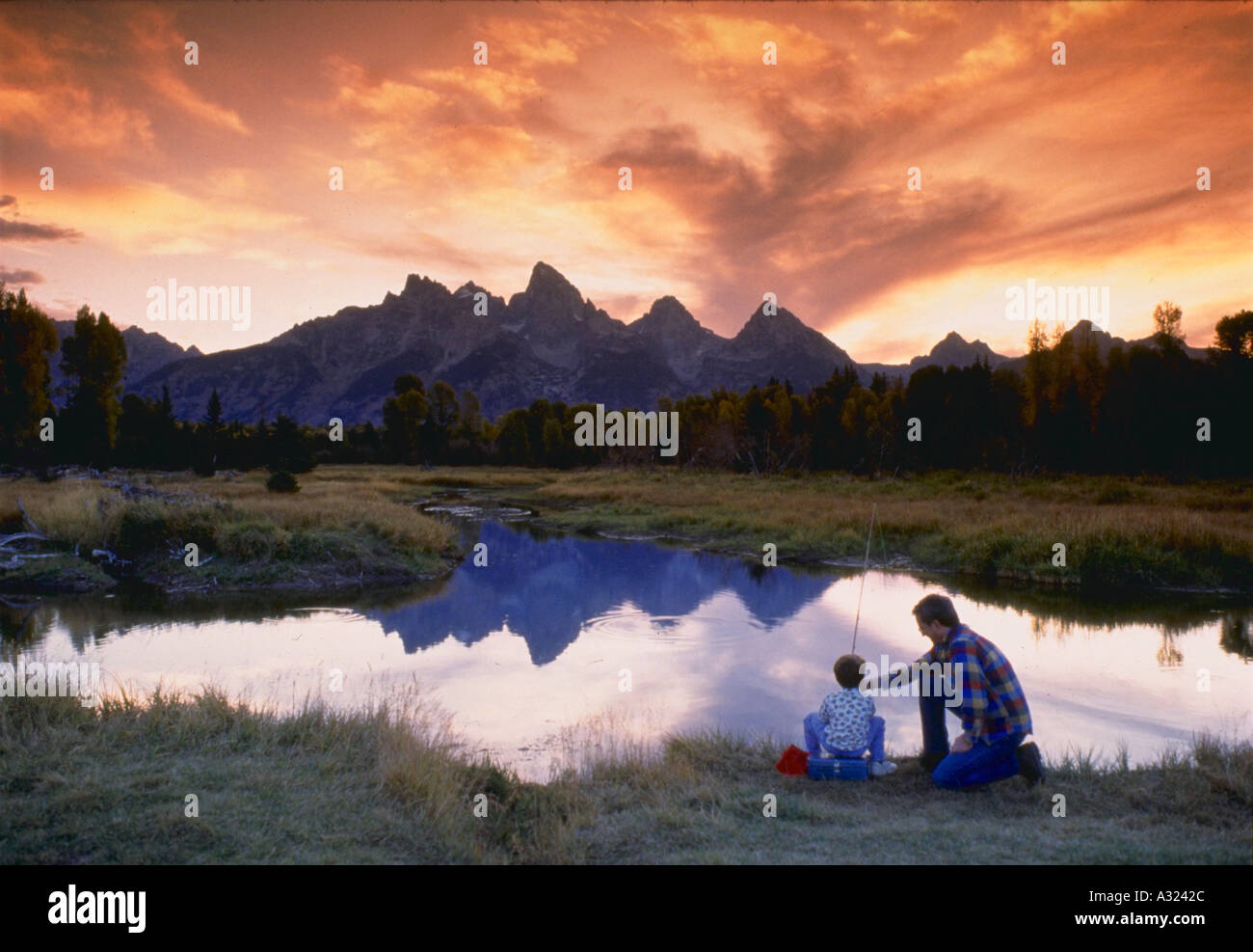 Padre e figlio la pesca al tramonto Grand Teton National Park Foto Stock