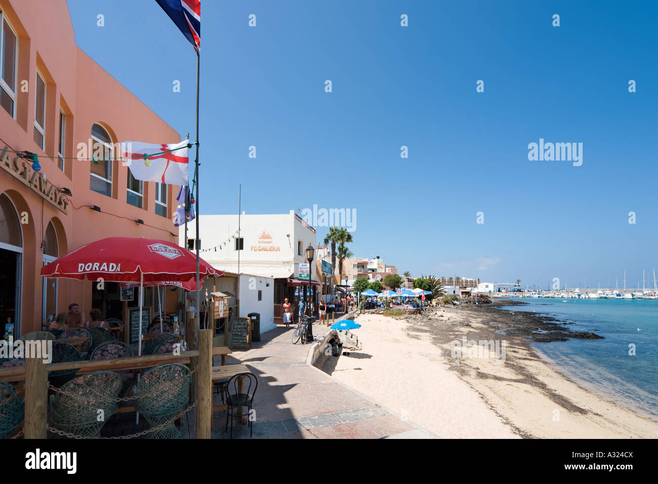 Spiaggia, il lungomare e il cafe nel centro del resort, Corralejo, Fuerteventura, Isole Canarie, Spagna Foto Stock