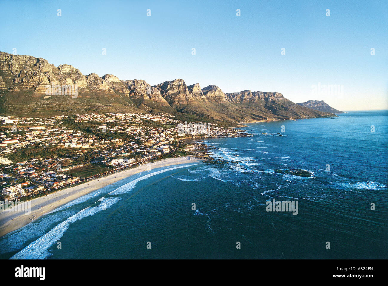 Camps Bay, Città del Capo, Sud Africa, dodici apostolo Mountain Range Foto Stock