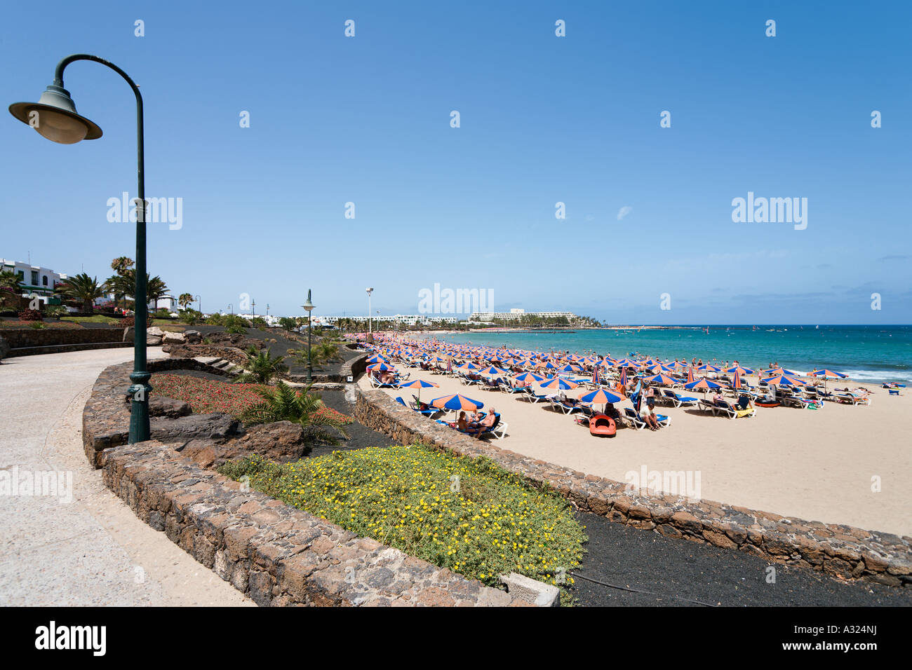 Il lungomare e la spiaggia Playa de Las Cucharas, Costa Teguise, Lanzarote, Isole Canarie, Spagna Foto Stock