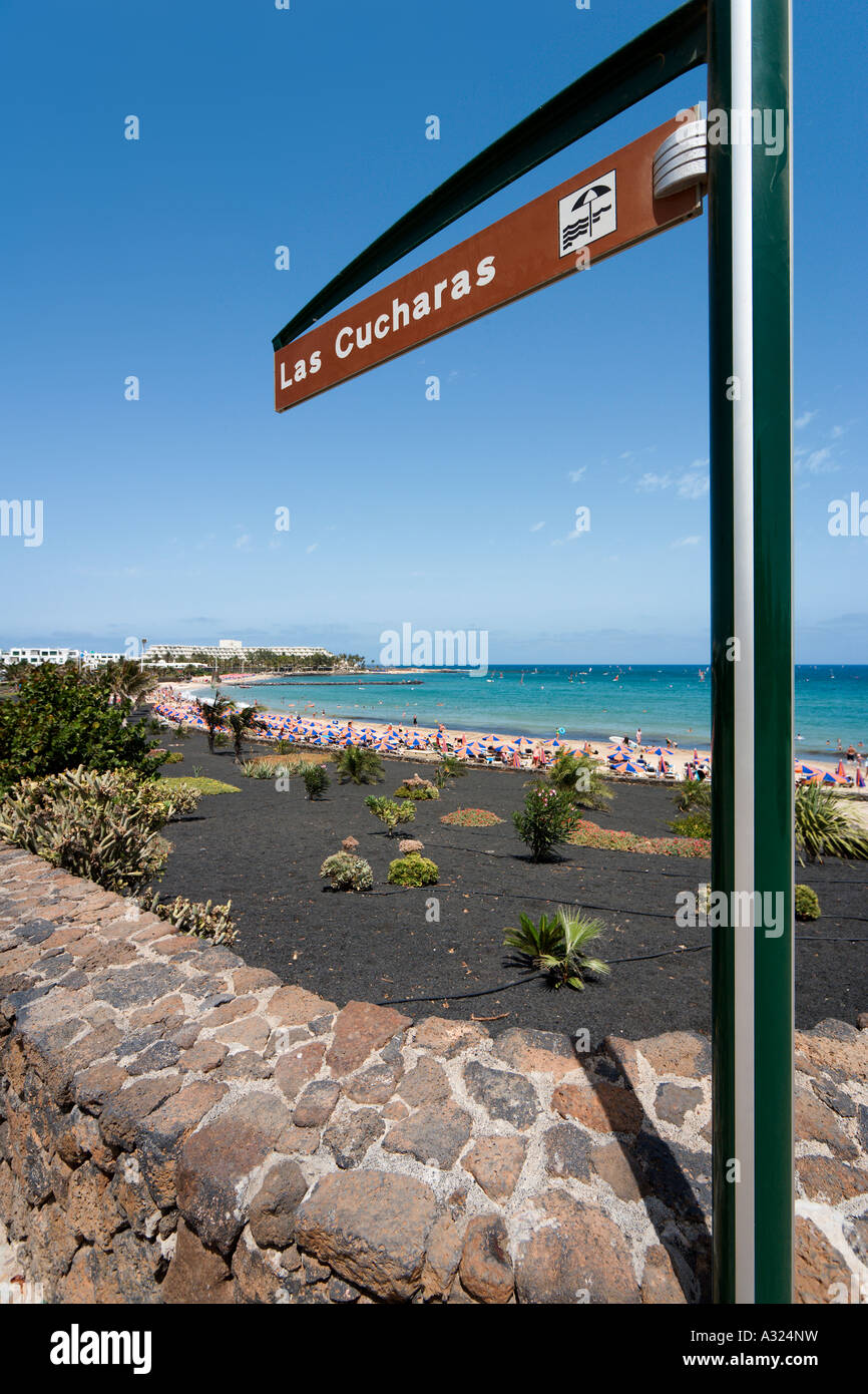 Il lungomare e la spiaggia di Playa de Las Cucharas, costa teguise ,lanzarote Isole Canarie Spagna Foto Stock