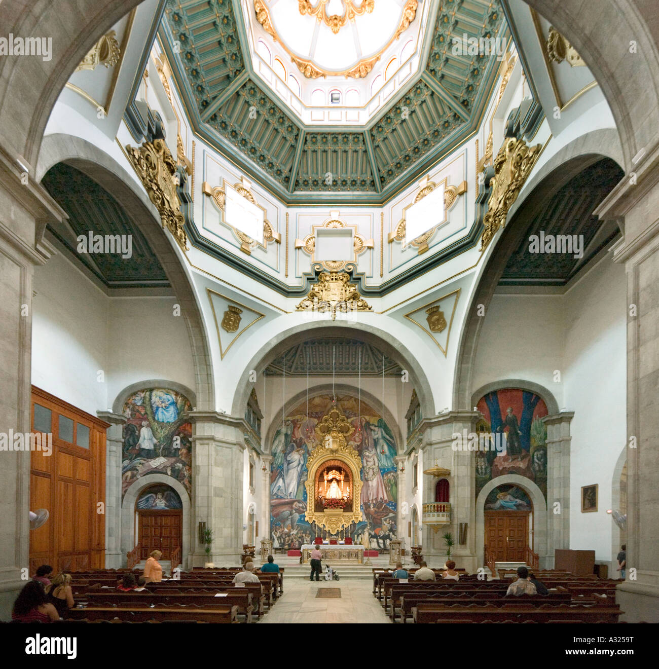 Interno della Basilica de Nuestra Senora de Candelaria, candelaria, Tenerife, Isole Canarie Spagna Foto Stock