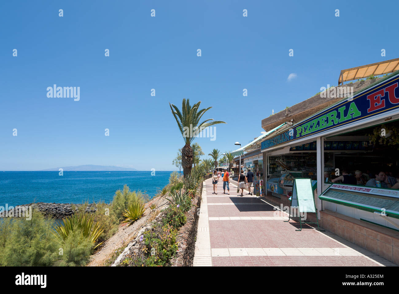 Caffè sulla spiaggia vicino al Pueblo Canario, Playa de las Americas, Tenerife, Isole Canarie, Spagna Foto Stock