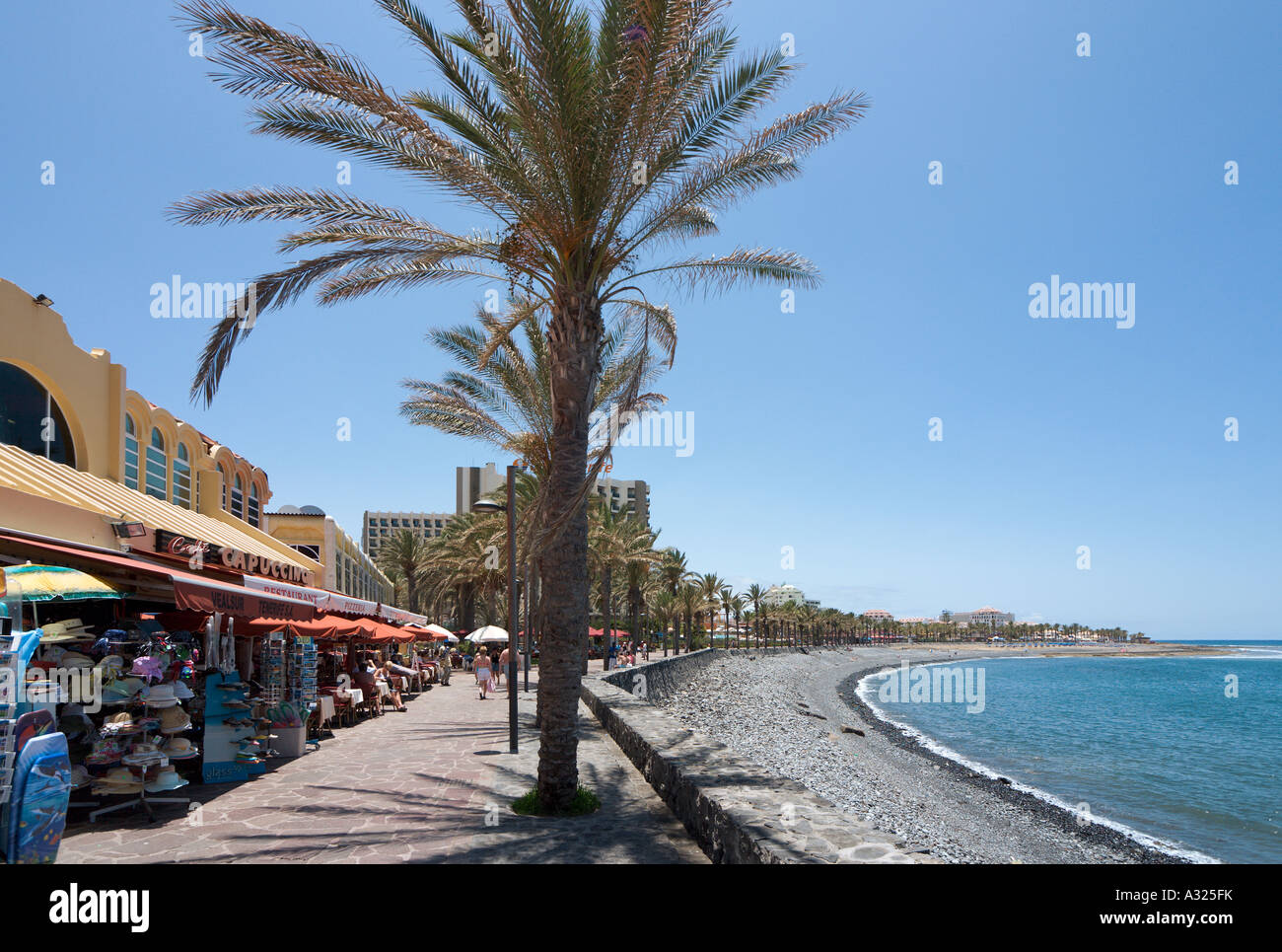 Negozi e caffetterie a Las Veronicas complesso per lo shopping e il divertimento, Playa de las Americas, Tenerife, Isole Canarie, Spagna Foto Stock