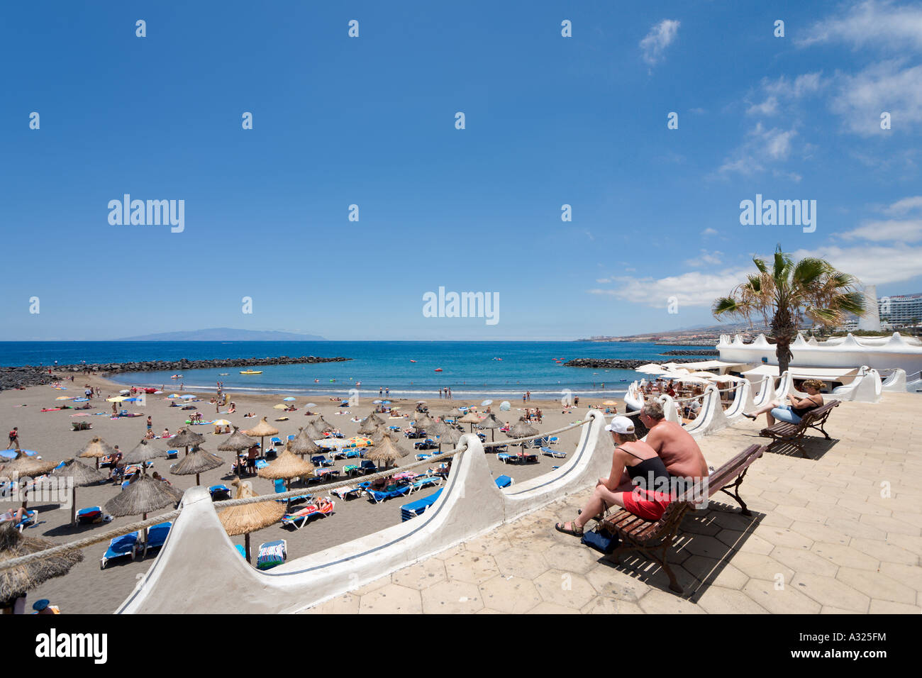 Vista sulla spiaggia principale nel centro del resort, Playa de las Americas, Tenerife, Isole Canarie, Spagna Foto Stock