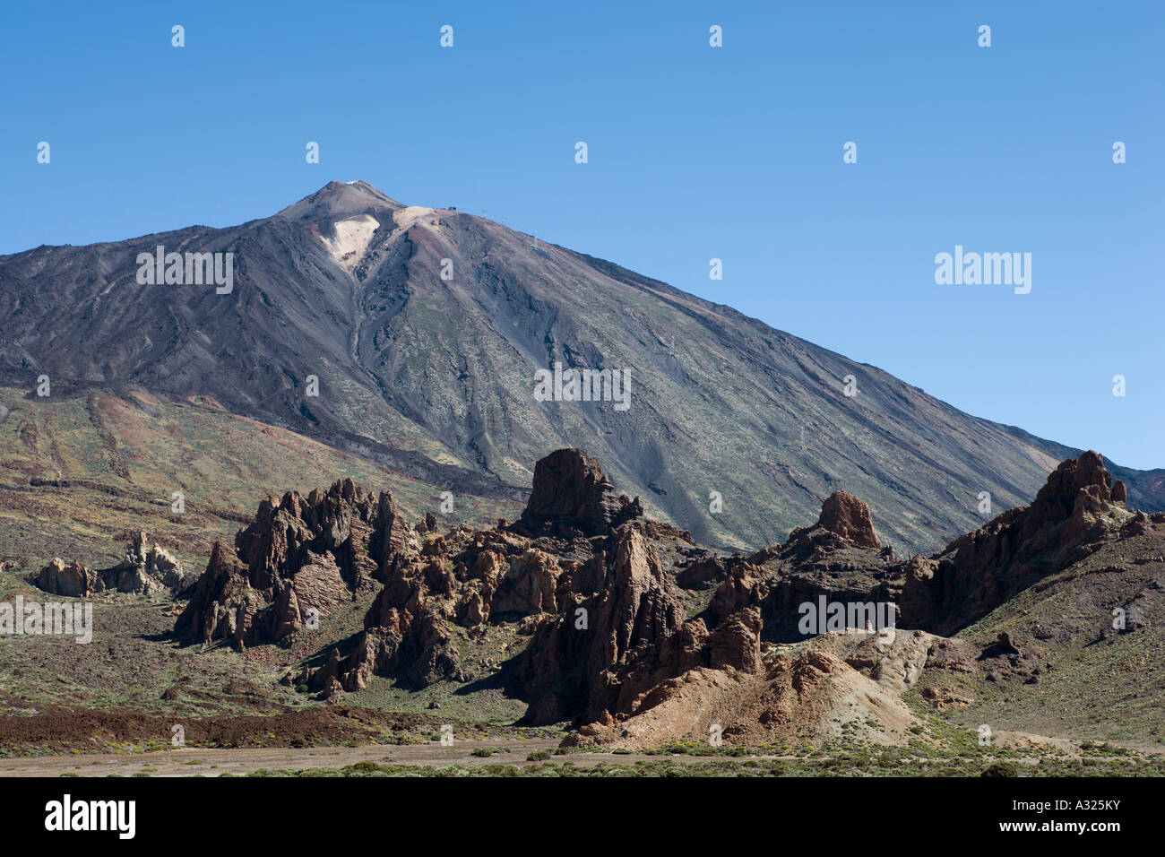 Il monte Teide al di sopra di un tipico paesaggio, Las Canadas del Teide Tenerife, Isole Canarie, Spagna Foto Stock