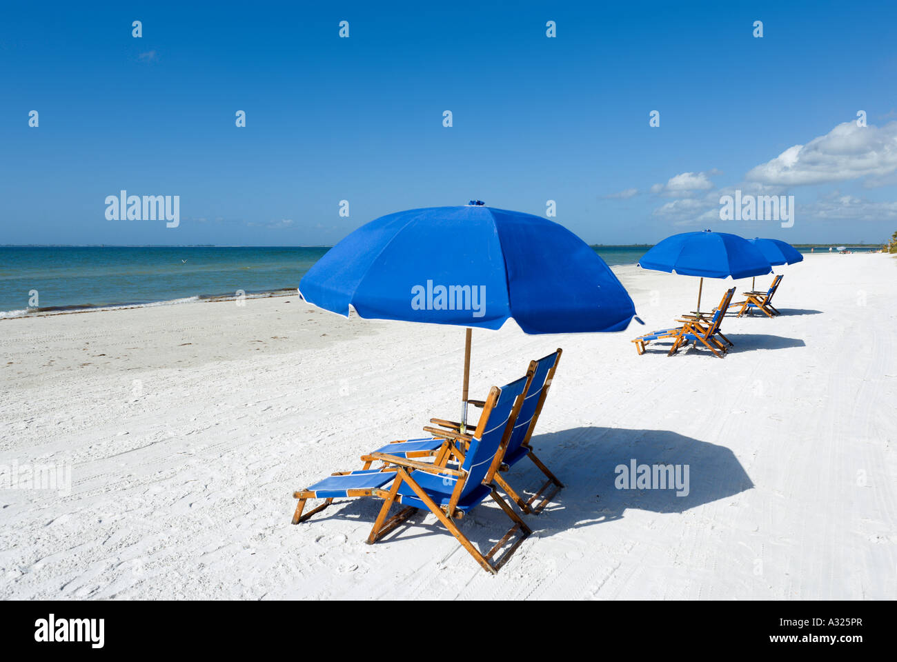 Sedie a sdraio sulla spiaggia di Fort Myers vicino a Pink Shell Beach Resort e punto Bowditch Park, costa del Golfo della Florida, Stati Uniti d'America Foto Stock
