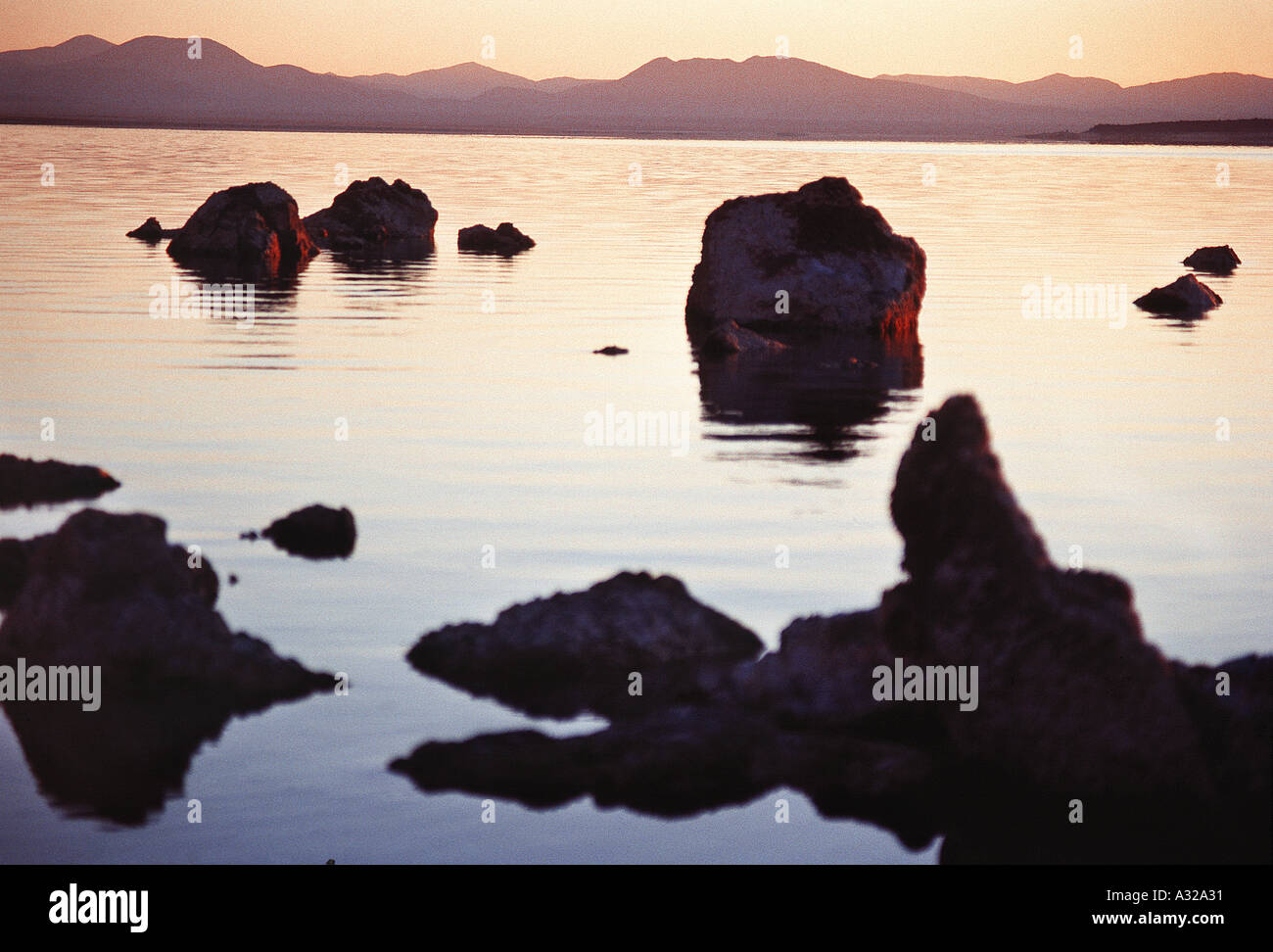 Lago mono, lago di soda salina, Contea di Mono, California, Stati Uniti d'America Foto Stock