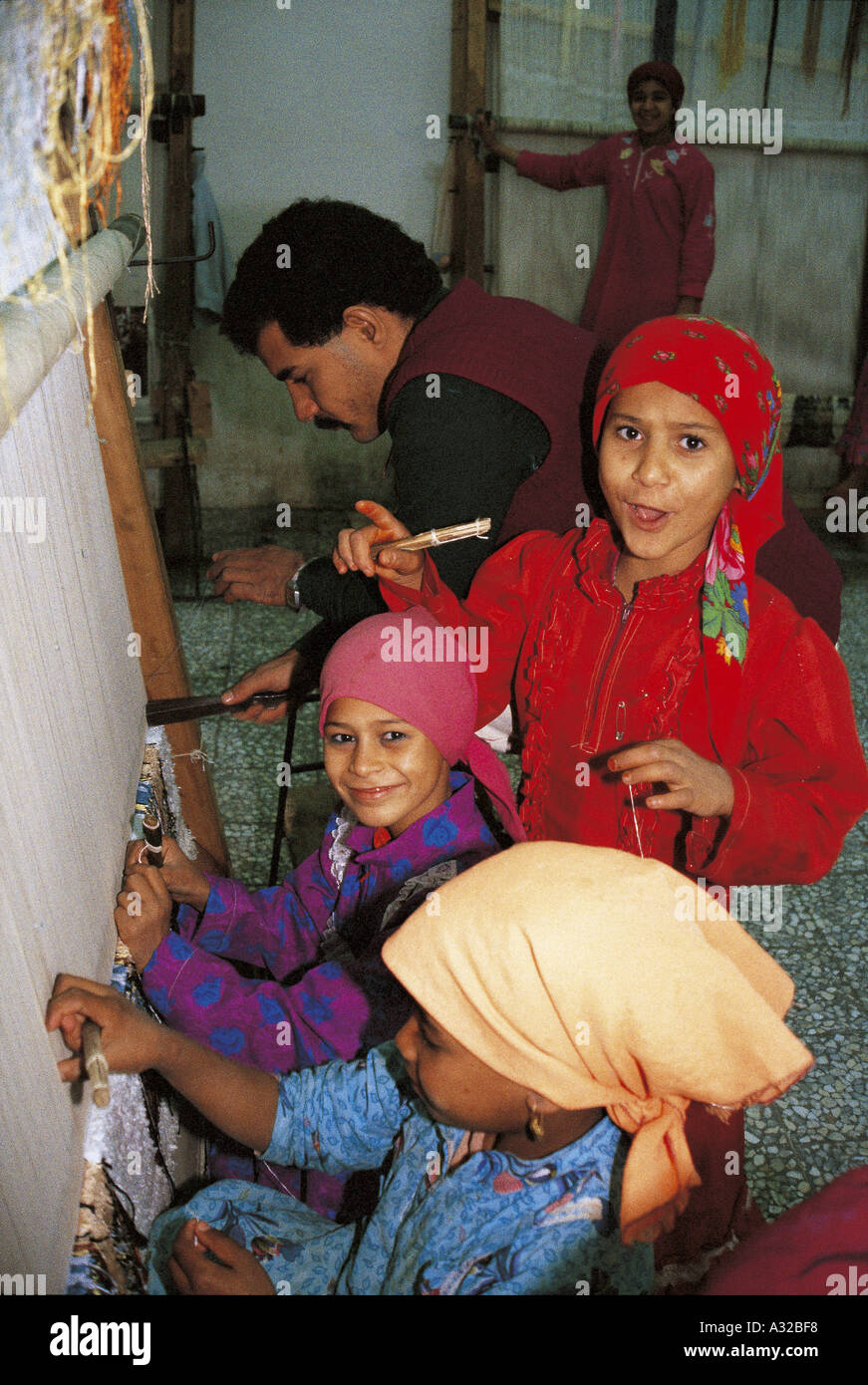 I bambini imparano la tessitura del tappeto Wissa Wassef Art Center, Saqqara, Egitto. Fondata nel 1973. Foto Stock