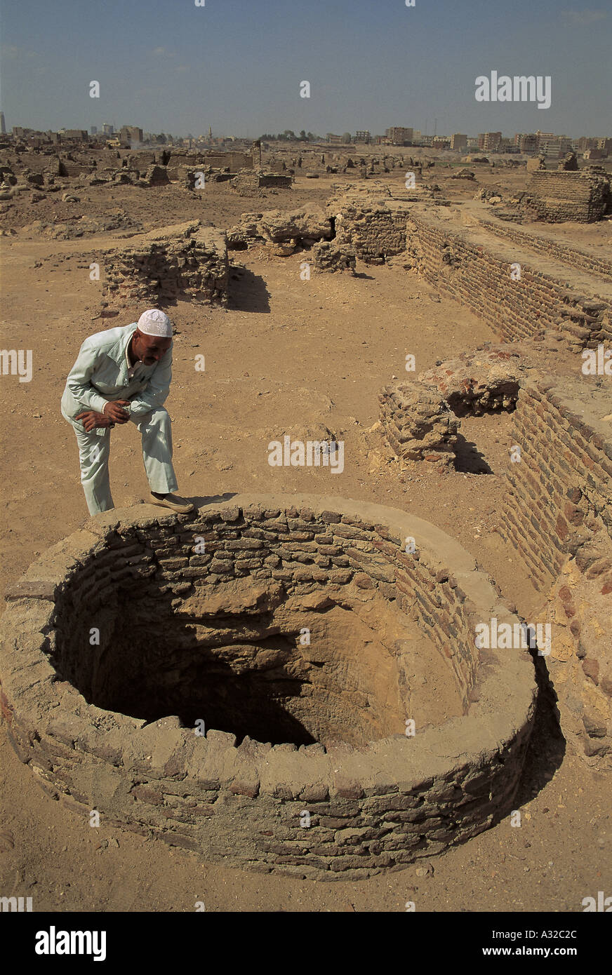 Un pozzo nelle rovine di al-Fustat, prima capitale dell'Egitto sotto il dominio musulmano, fondato 641 d.C. Foto Stock