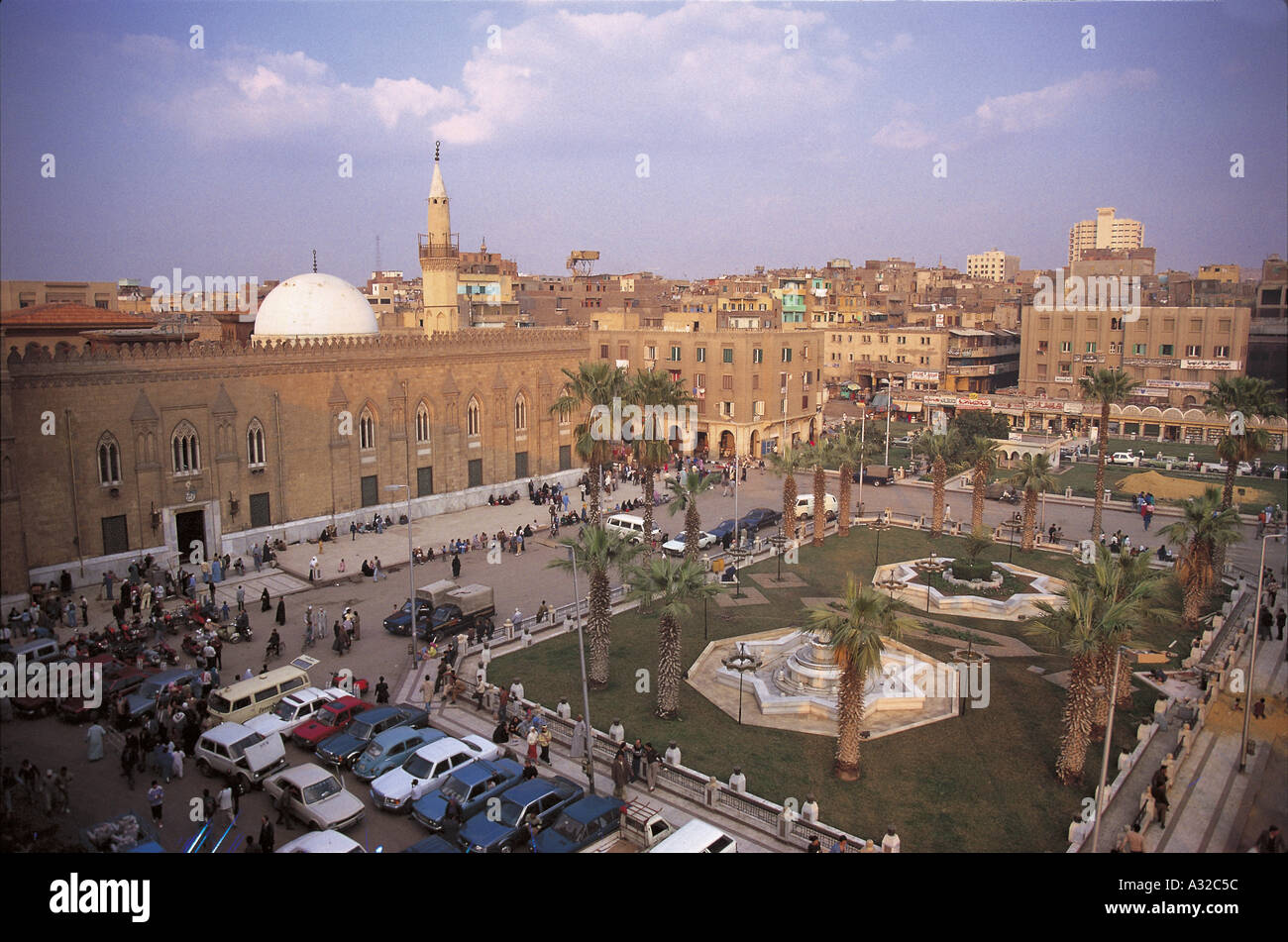 Panoramica della Moschea di al-Hussain al Cairo, Egitto, che contiene il mausoleo di Husayn ibn Ali, originariamente costruito nel 1154 Foto Stock