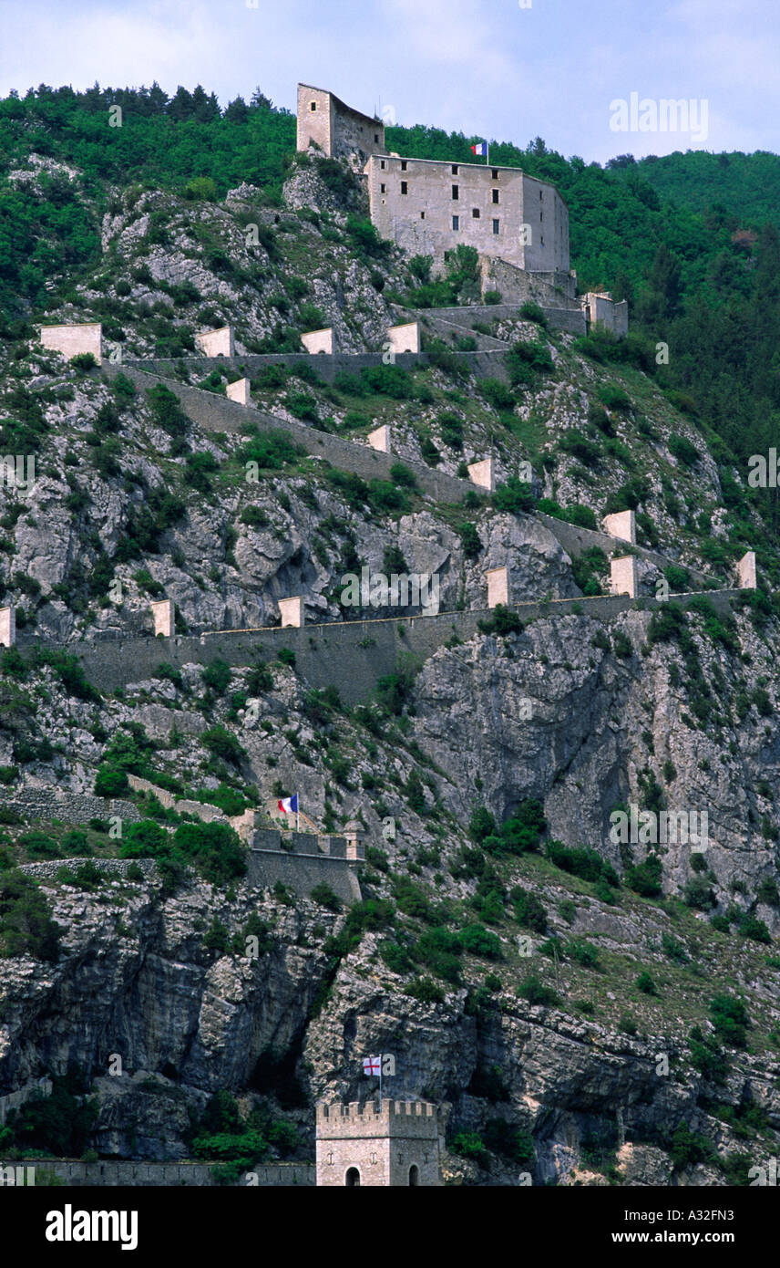 Il lungo cammino che porta avanti e indietro fino a Entrevaux cittadella in Provenza Francia Foto Stock