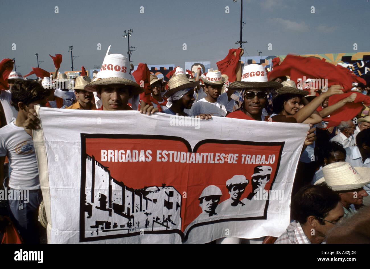 Gli studenti che protestavano a lavorare uno studente Dimostrazione dei vigili del fuoco a l'Avana, Cuba Foto Stock