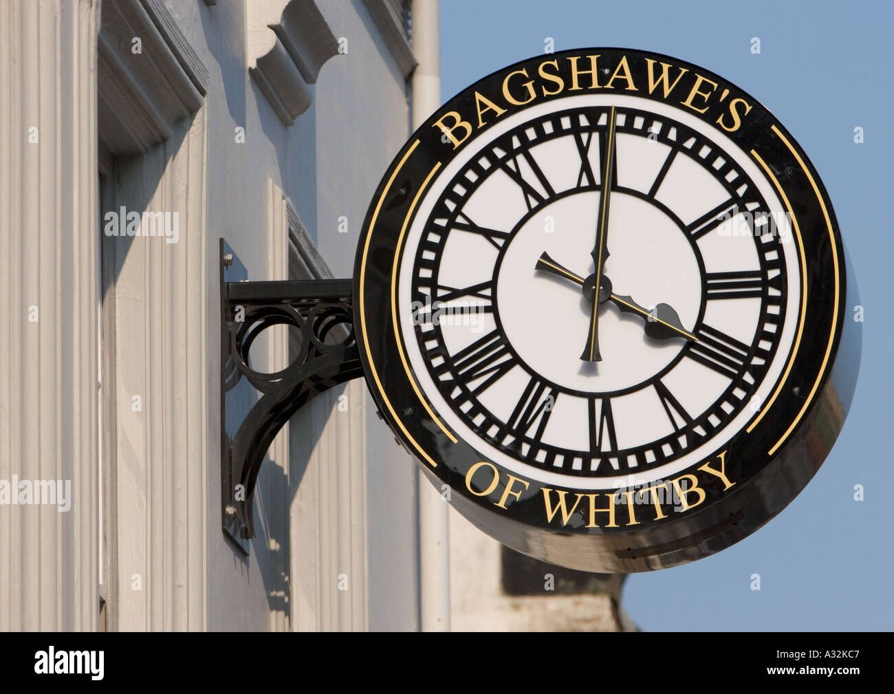 Bagshawe's di whitby esterno orologio a staffa, bianco e nero con scritta  oro e grandi lancette orologio, orologio a quattro ore, a whitby nord  yorkshire regno unito Foto stock - Alamy