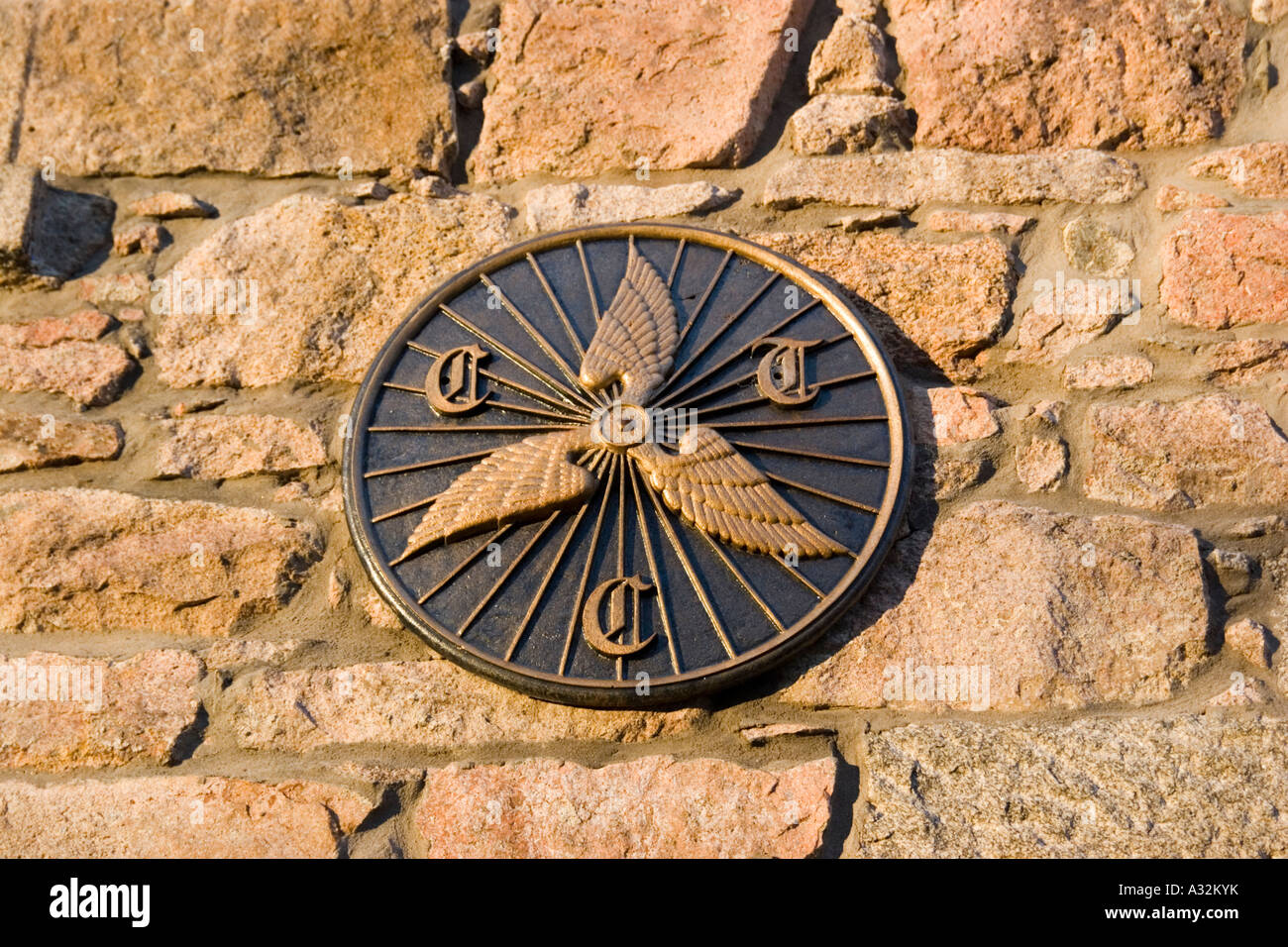 Placca con il logo dei ciclisti britannici Touring Club (CTC)) su una parete di pietra Foto Stock