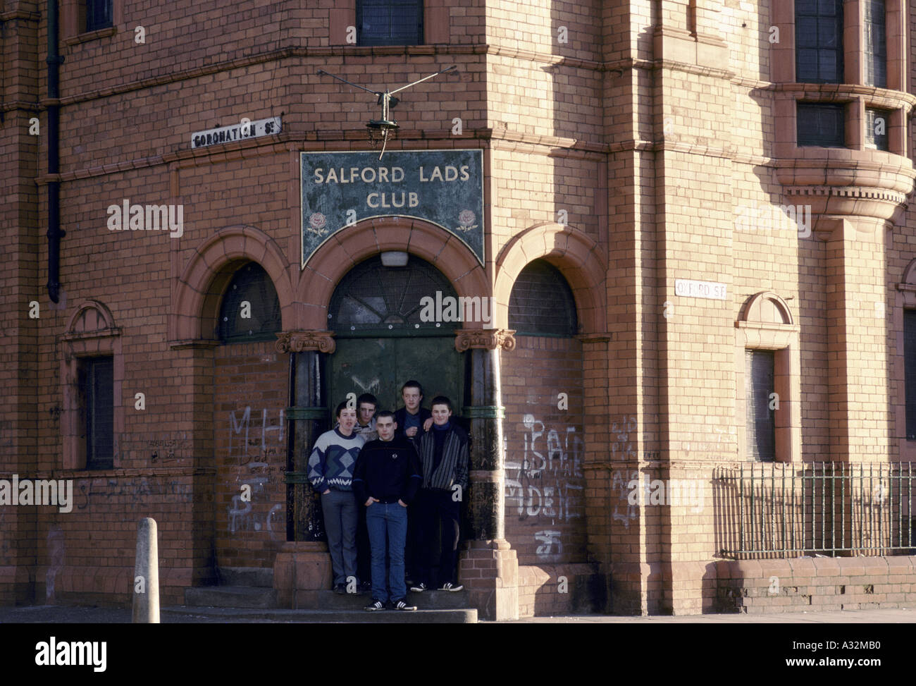 I giovani di fronte alla porta del salford lads club salford Foto Stock