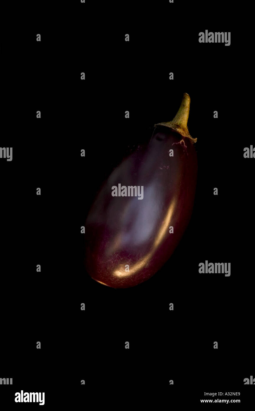 Verdura cruda melanzana non tagliato Foto Stock