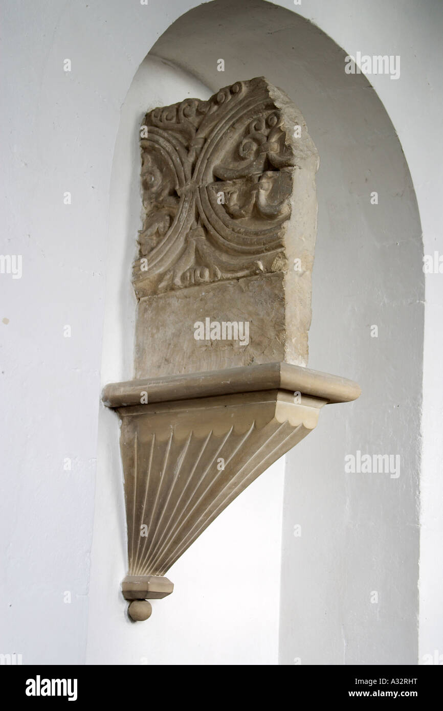 Scultura romanica in St Marys Chiesa Parrocchiale, Sompting Foto Stock