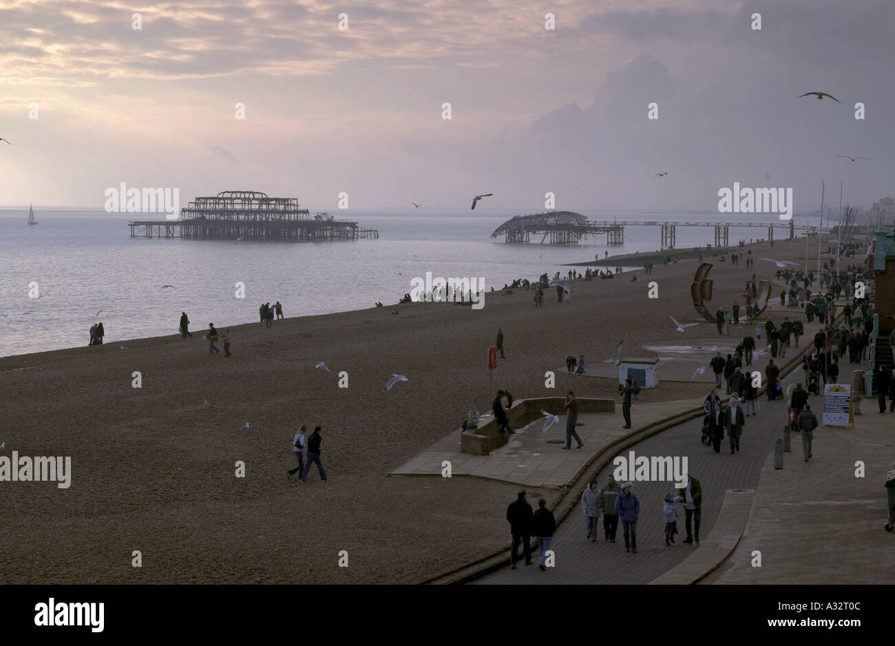 Brighton Seafront con il molo è crollato nella rassegna Foto Stock