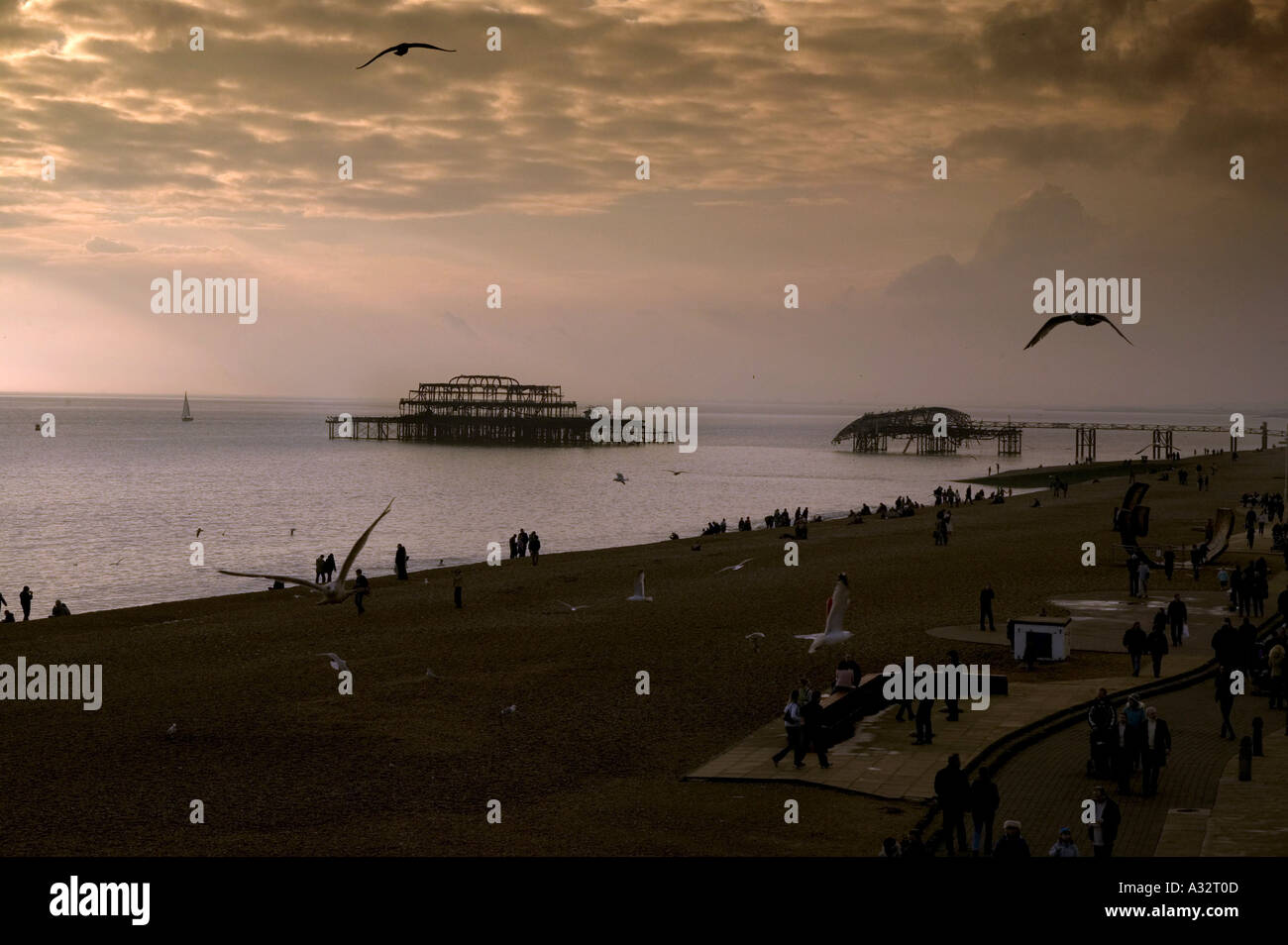 Brighton Seafront al tramonto con il molo è crollato nella rassegna Foto Stock