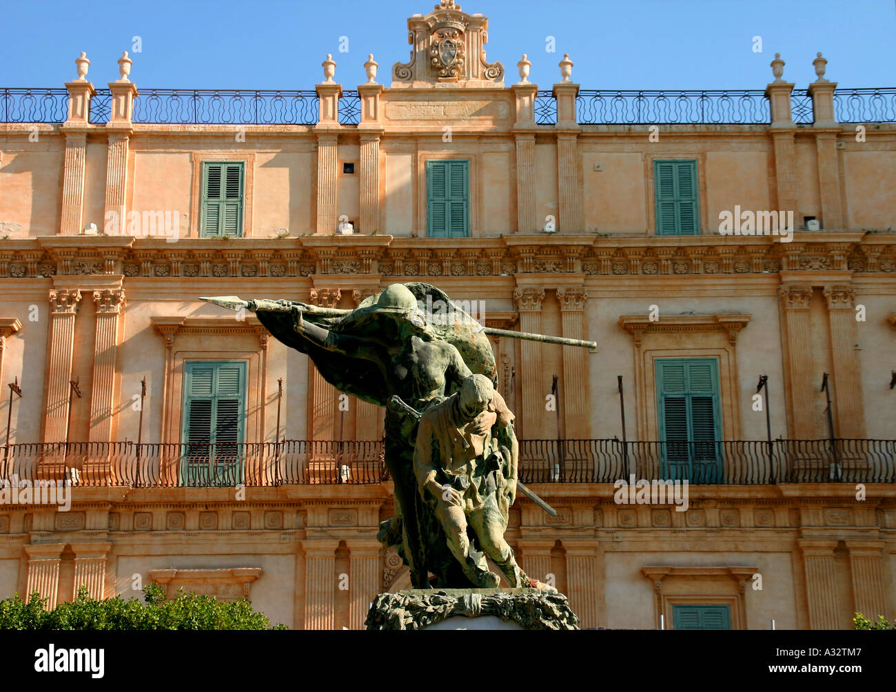 Un memoriale di guerra di fronte al Palazzo Landolina di Noto. Il sud della Sicilia. Italia Foto Stock