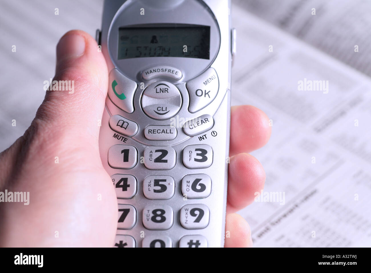 Utilizzando il telefono nel contesto finanziario Foto Stock