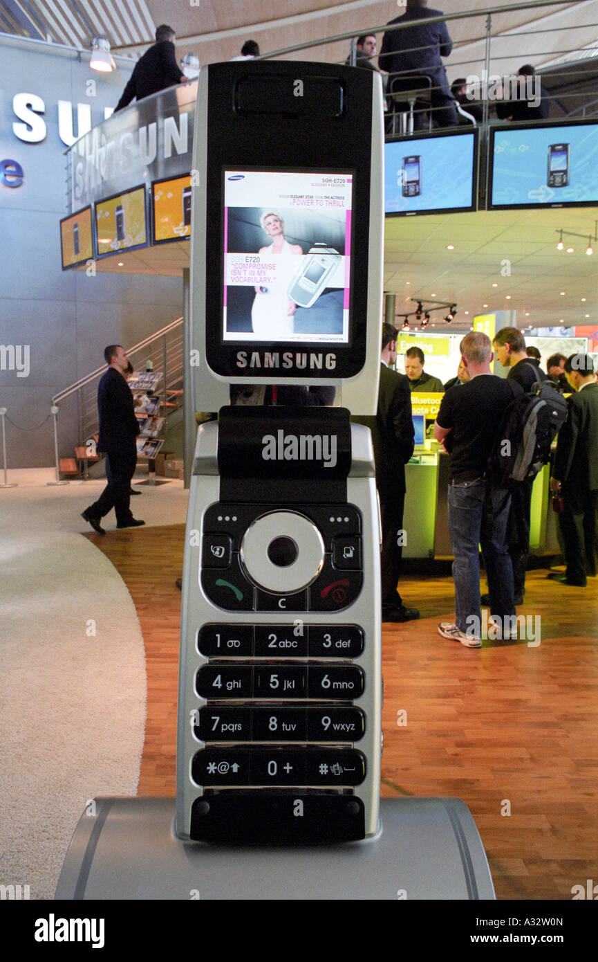 Il CeBIT 2005 - sovradimensionare cellulare Samsung, Hannover, Germania Foto Stock