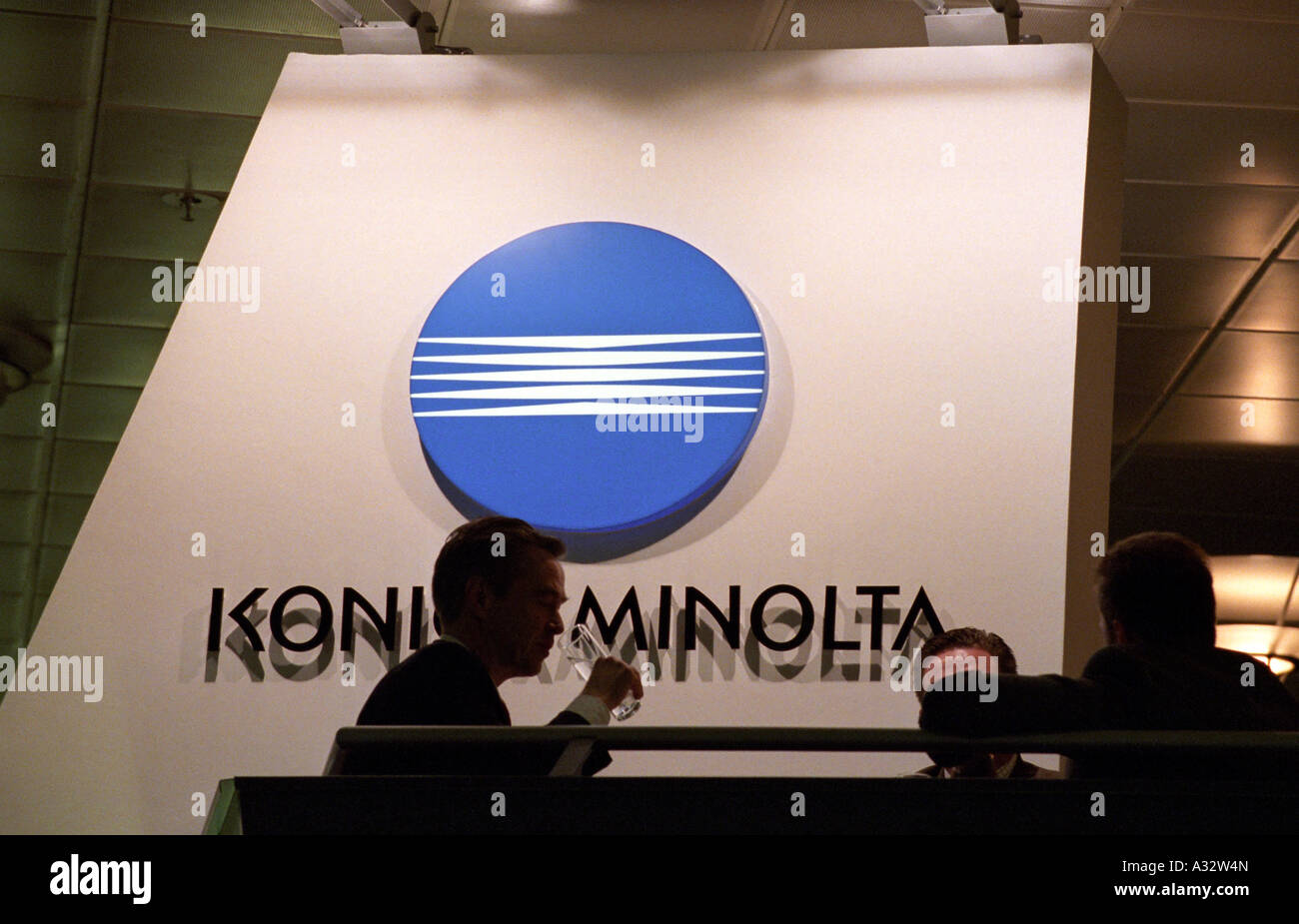 CeBIT 2005 - Il logo di Konica Minolta, Hannover, Germania Foto Stock
