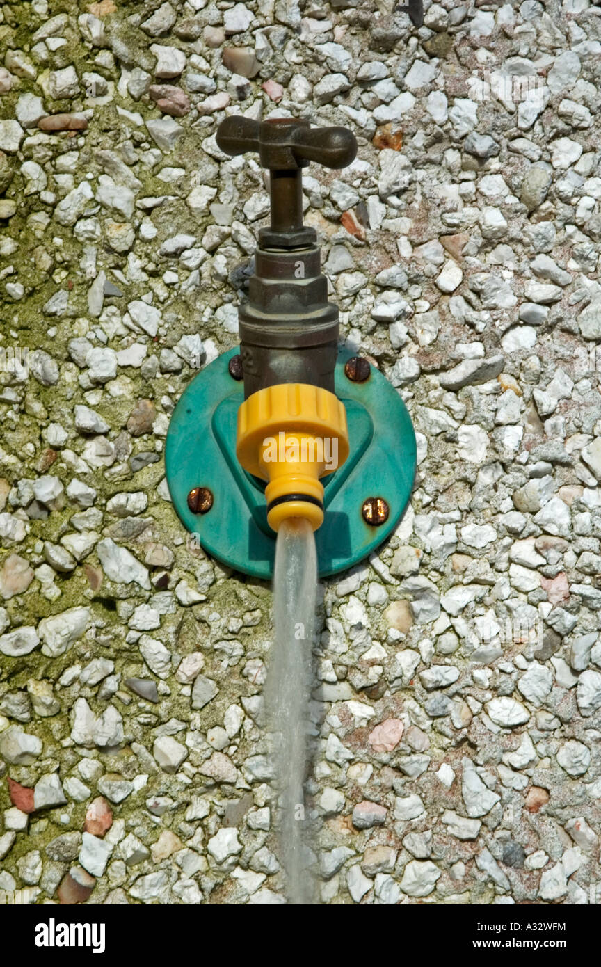 Una piscina esterna di acqua di rubinetto in esecuzione di sinistra, sprechi di acqua Foto Stock