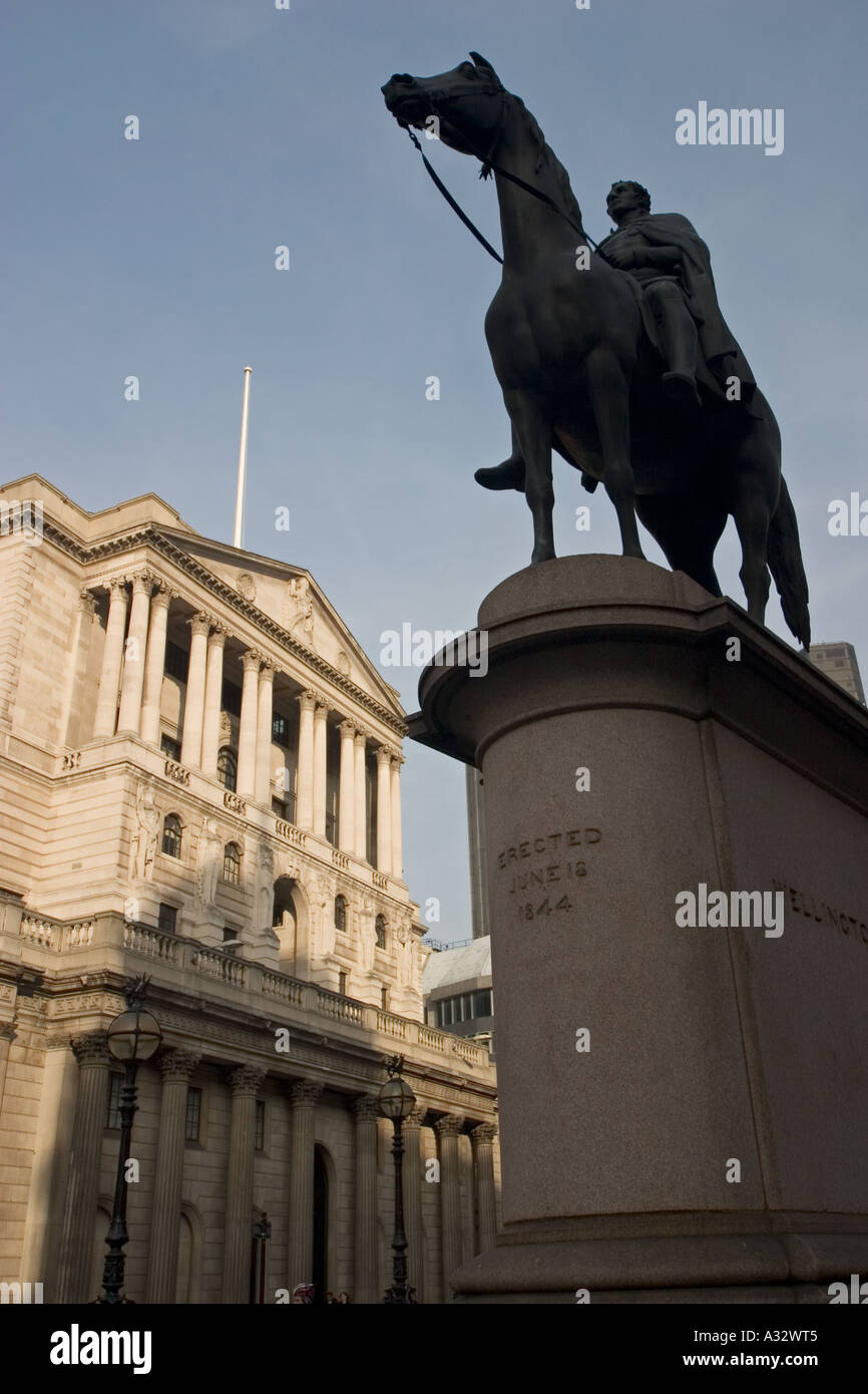 Banca di Inghilterra su Threadneedle Street nel cuore di Londra il quartiere finanziario Foto Stock