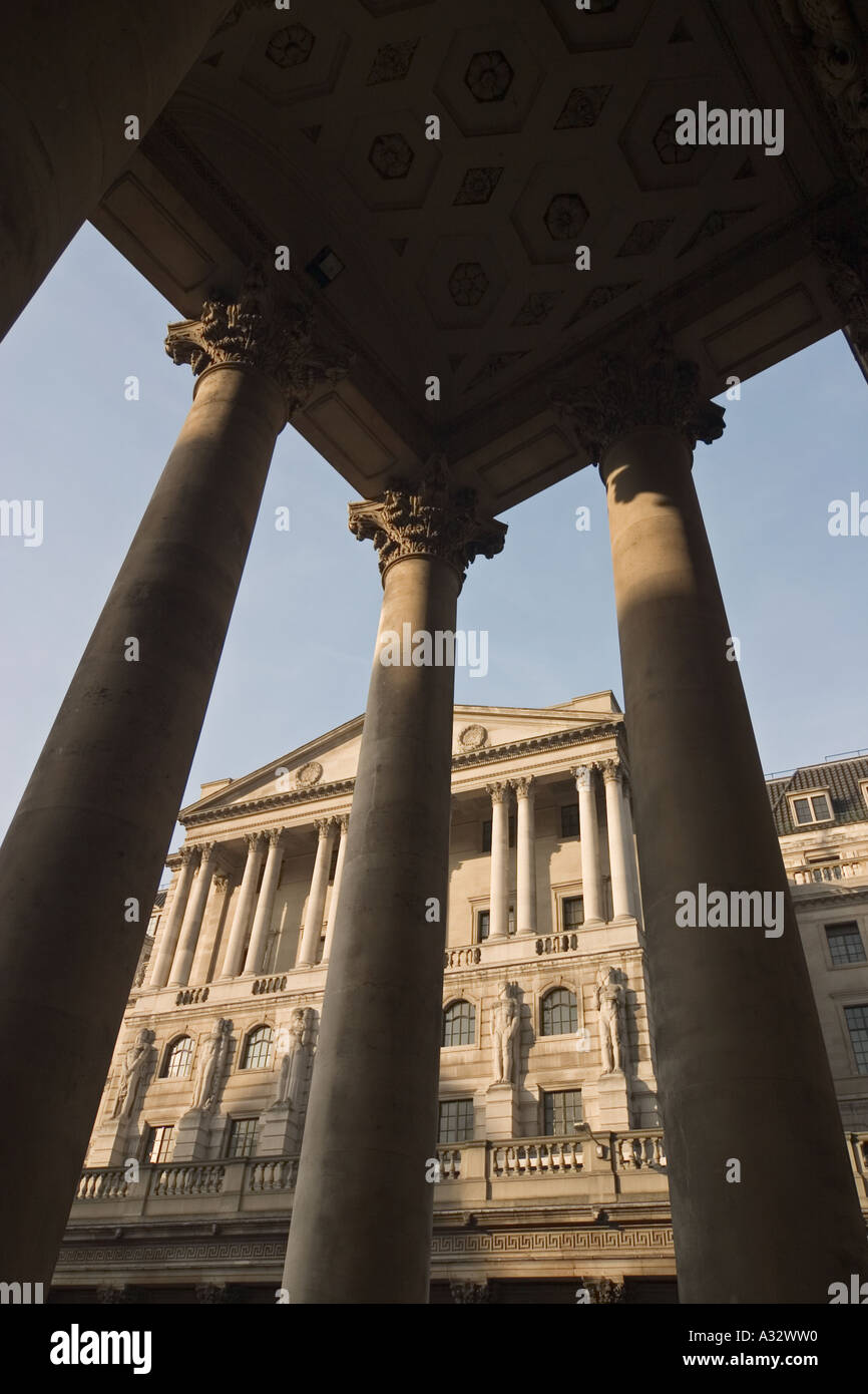 Banca di Inghilterra su Threadneedle Street nel cuore di Londra il quartiere finanziario si vede attraverso le colonne del Royal Exchange Foto Stock