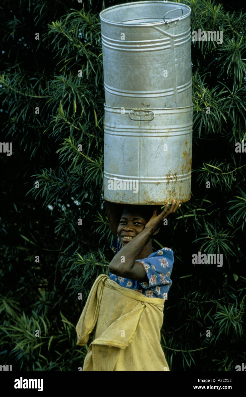 Donna benne portante sulla sua testa, Shire Valley, Malawi. 1992 Foto Stock