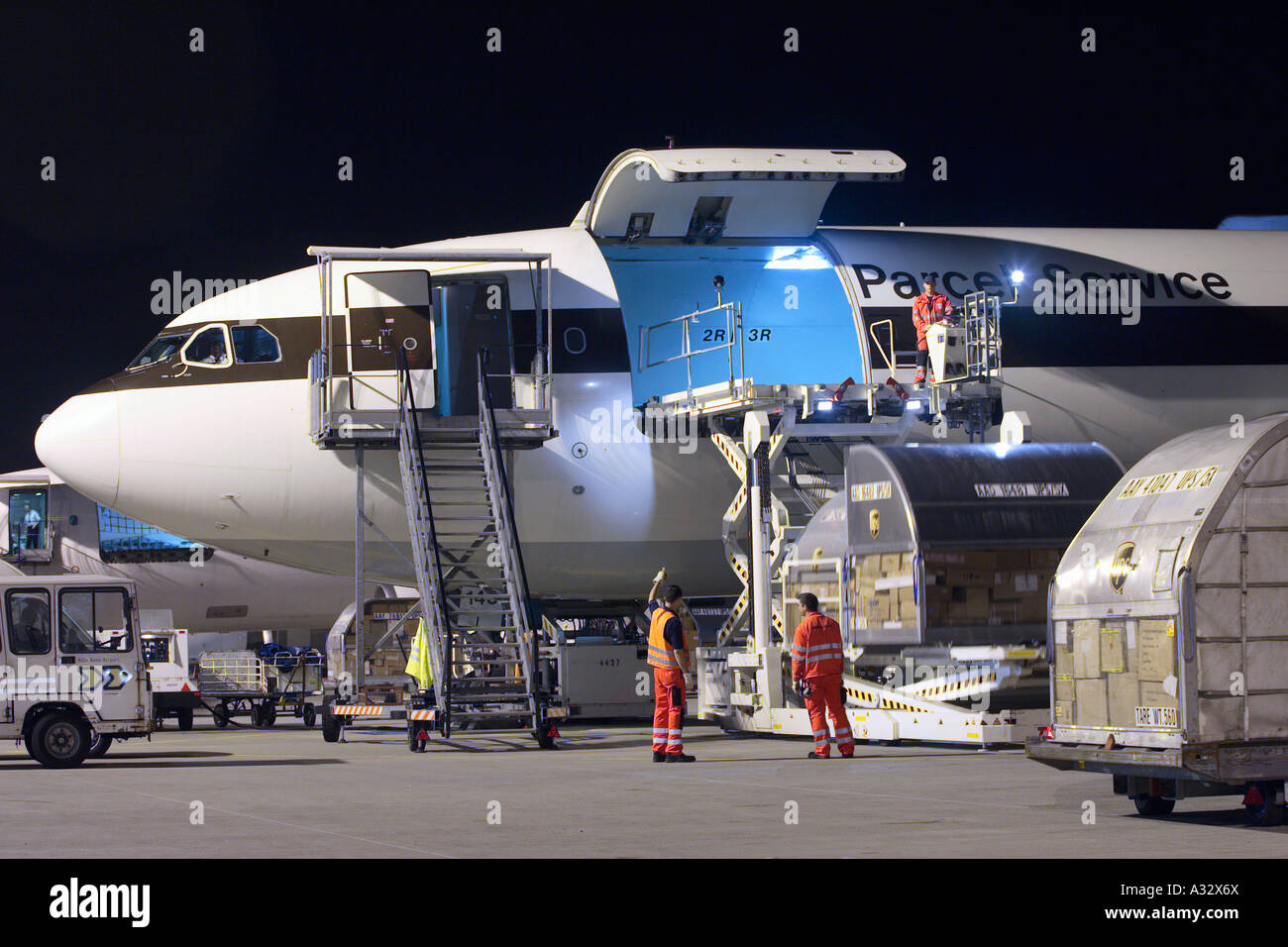 Un UPS cargo aereo presso l'aeroporto di Colonia/Bonn di notte, Germania Foto Stock