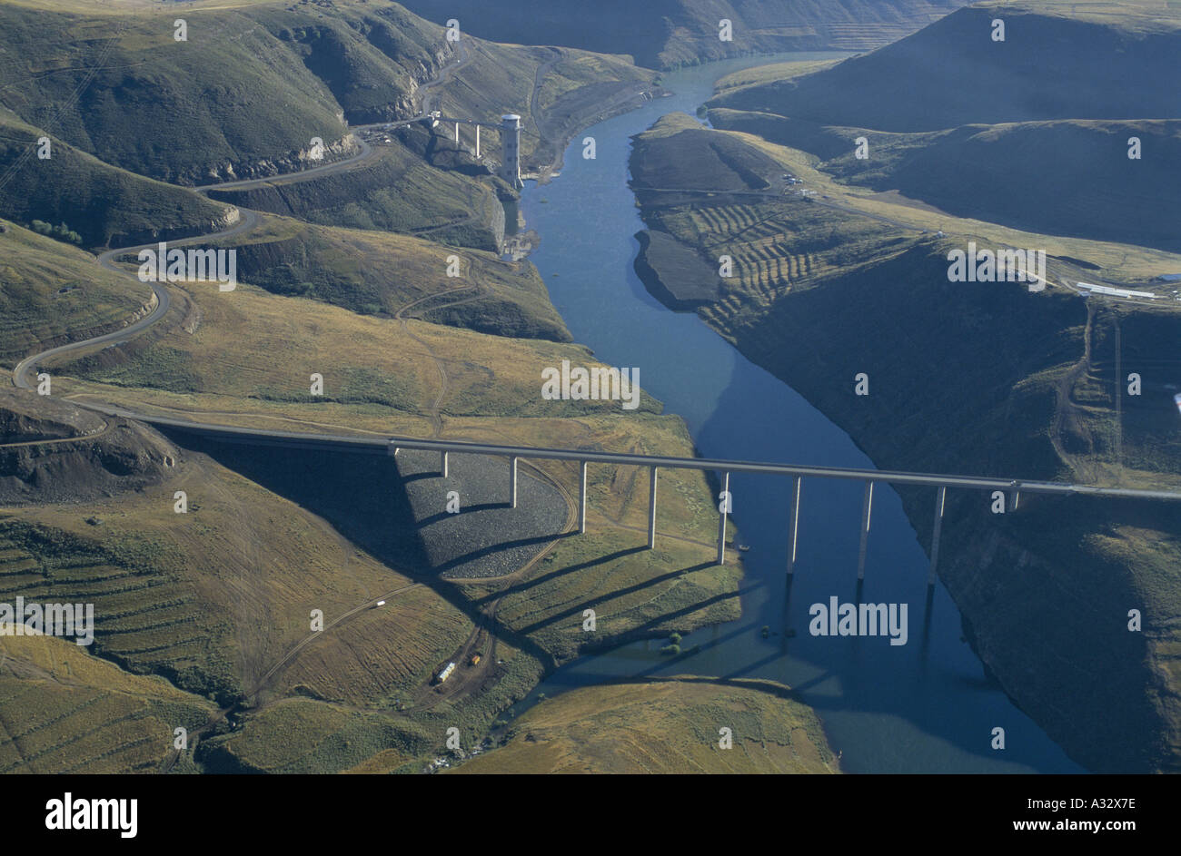 Vista aerea del ponte Malibamatso & torre di presa che sono parte della diga Katse, Lesotho Foto Stock