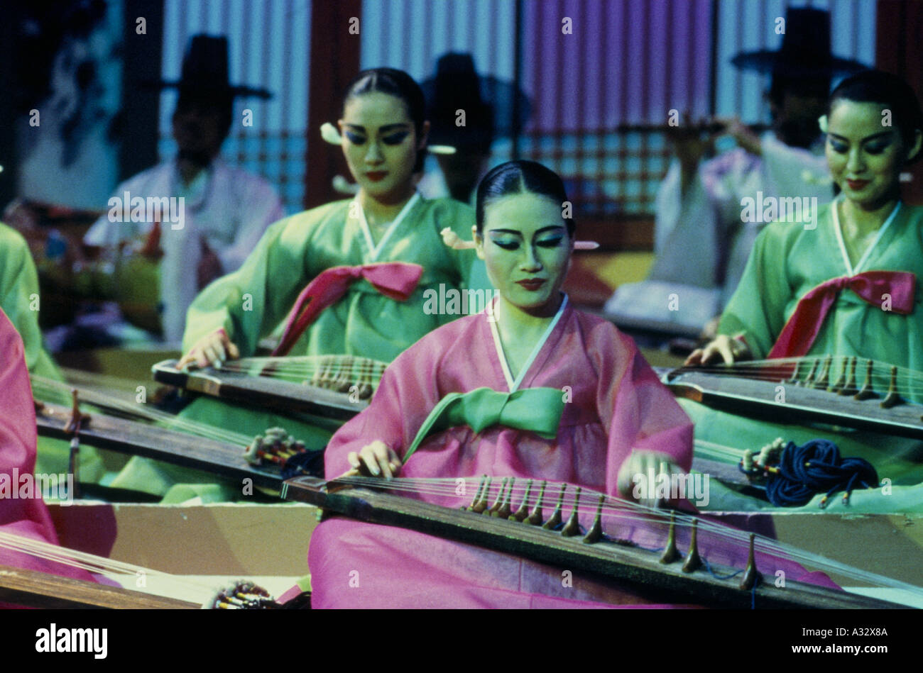 Le donne suonare gli strumenti a corda in spettacolo tradizionale coreano Foto Stock