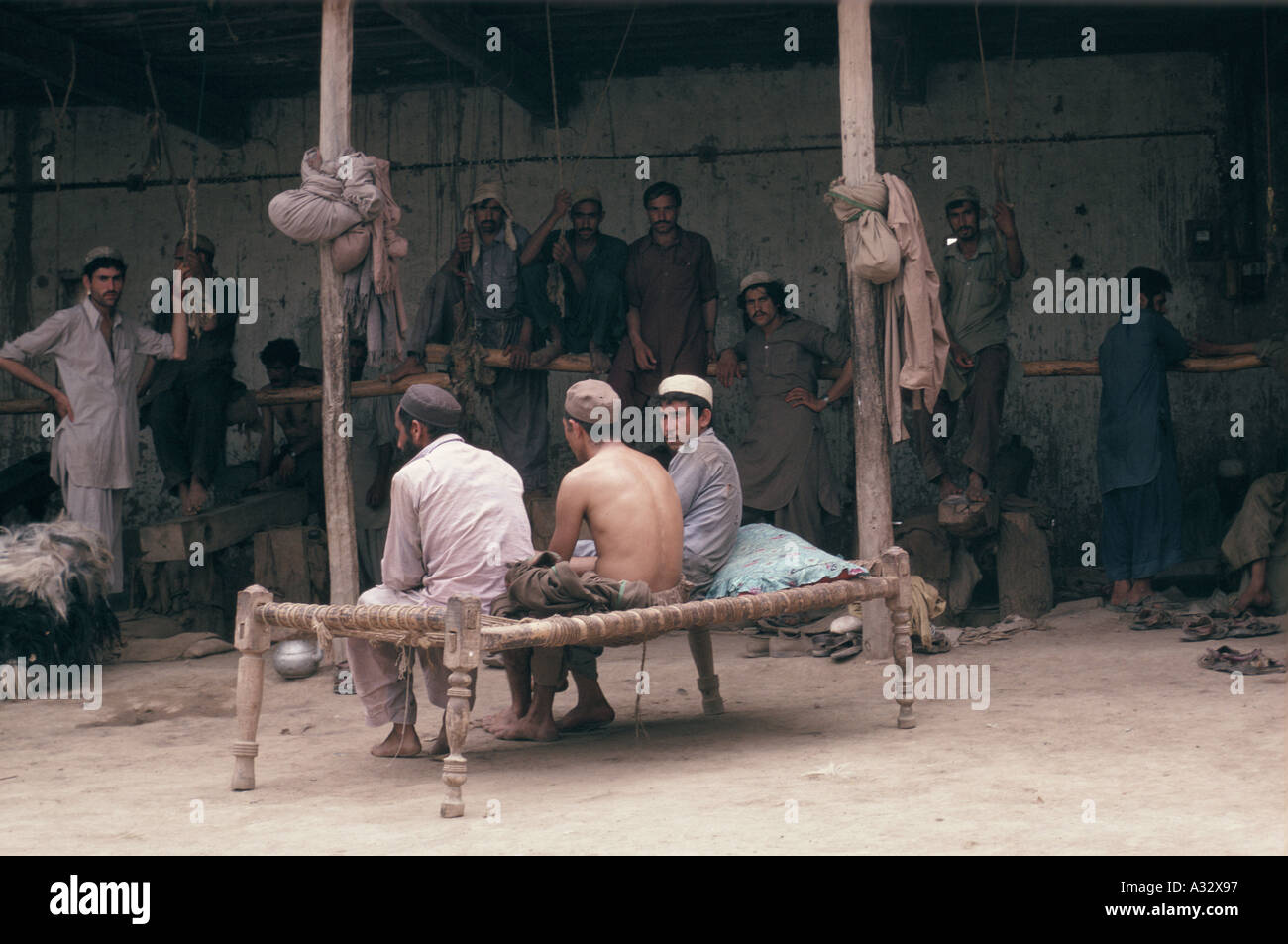 Gli uomini si prendono una pausa dai rigori della preparazione di hashish per la vendita. Frontiera di Nord Ovest Provence, Pakistan. Foto Stock