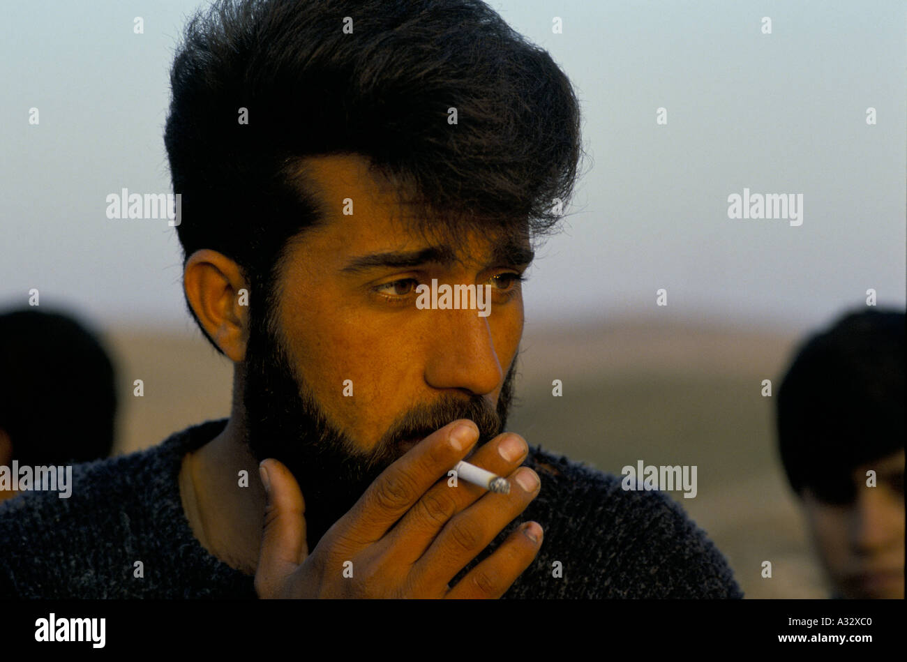 Un uomo di fumare, Kurdistan Foto Stock
