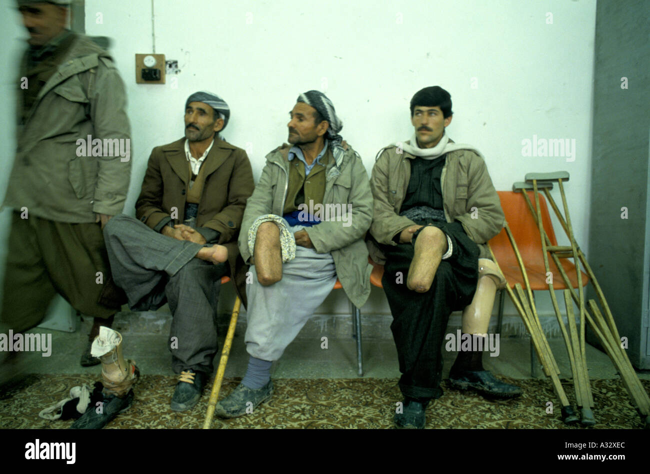 Iraq Kurdistan: gli agricoltori che hanno perso gli arti a mine antiuomo assistere ad una protesi clinica. Foto Stock
