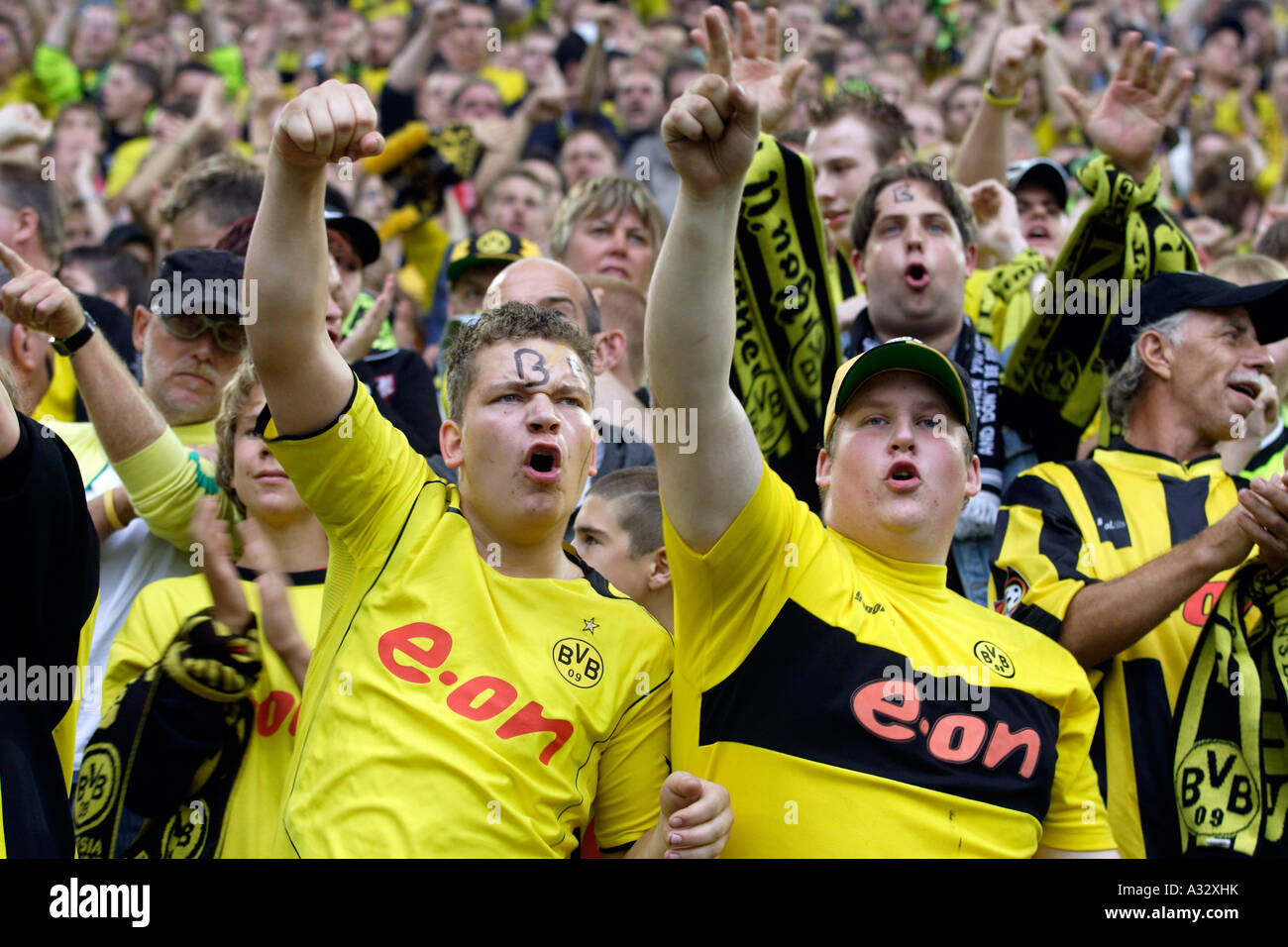 I fan della squadra di calcio del Borussia Dortmund a stadium Germania Foto  stock - Alamy
